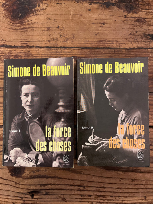 photo des couvertures des livres "la force des choses sur fond de bois 