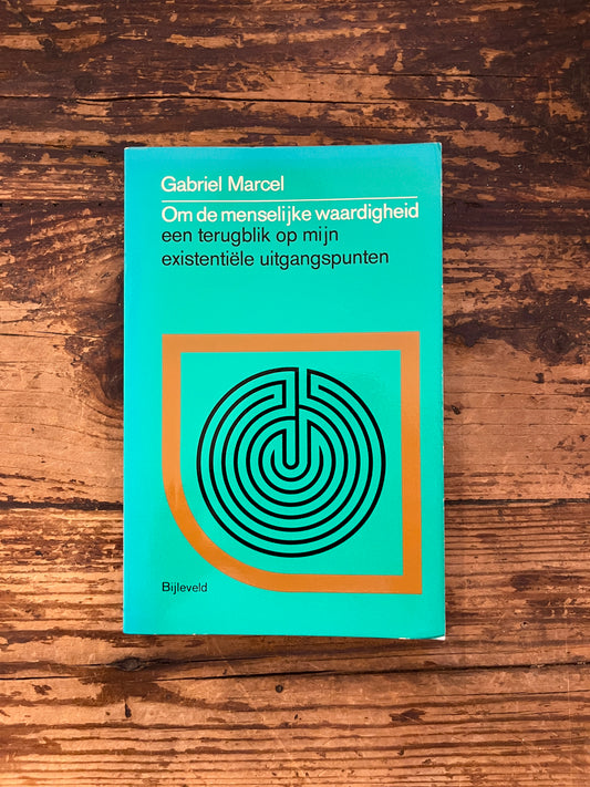 foto van de omslag van het boek "om de menselijke waardigheid" op houten achtergrond
