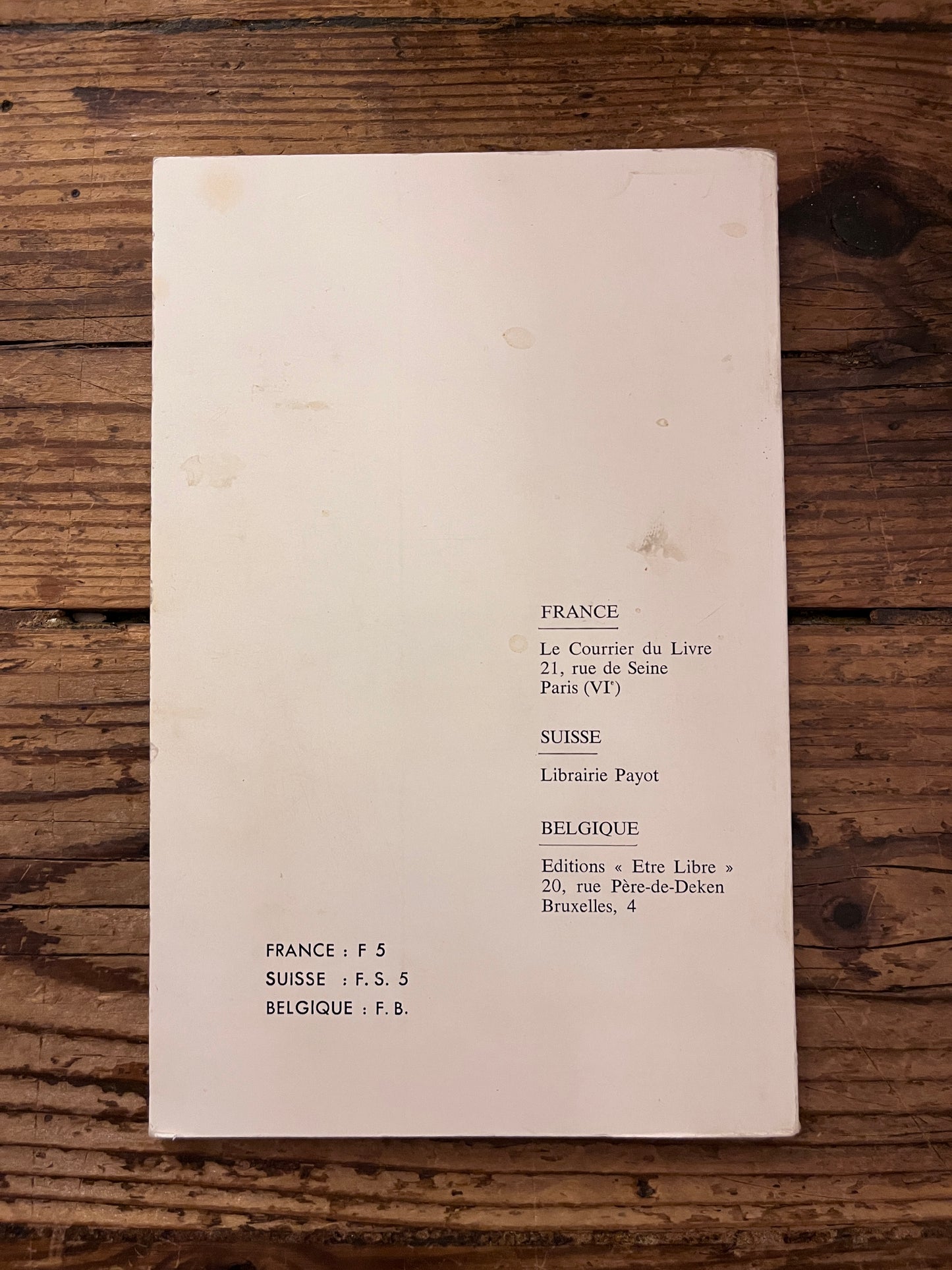 quatrieme de couverture du livre" cinq entretiens avec krishnamurti" sur fond de bois