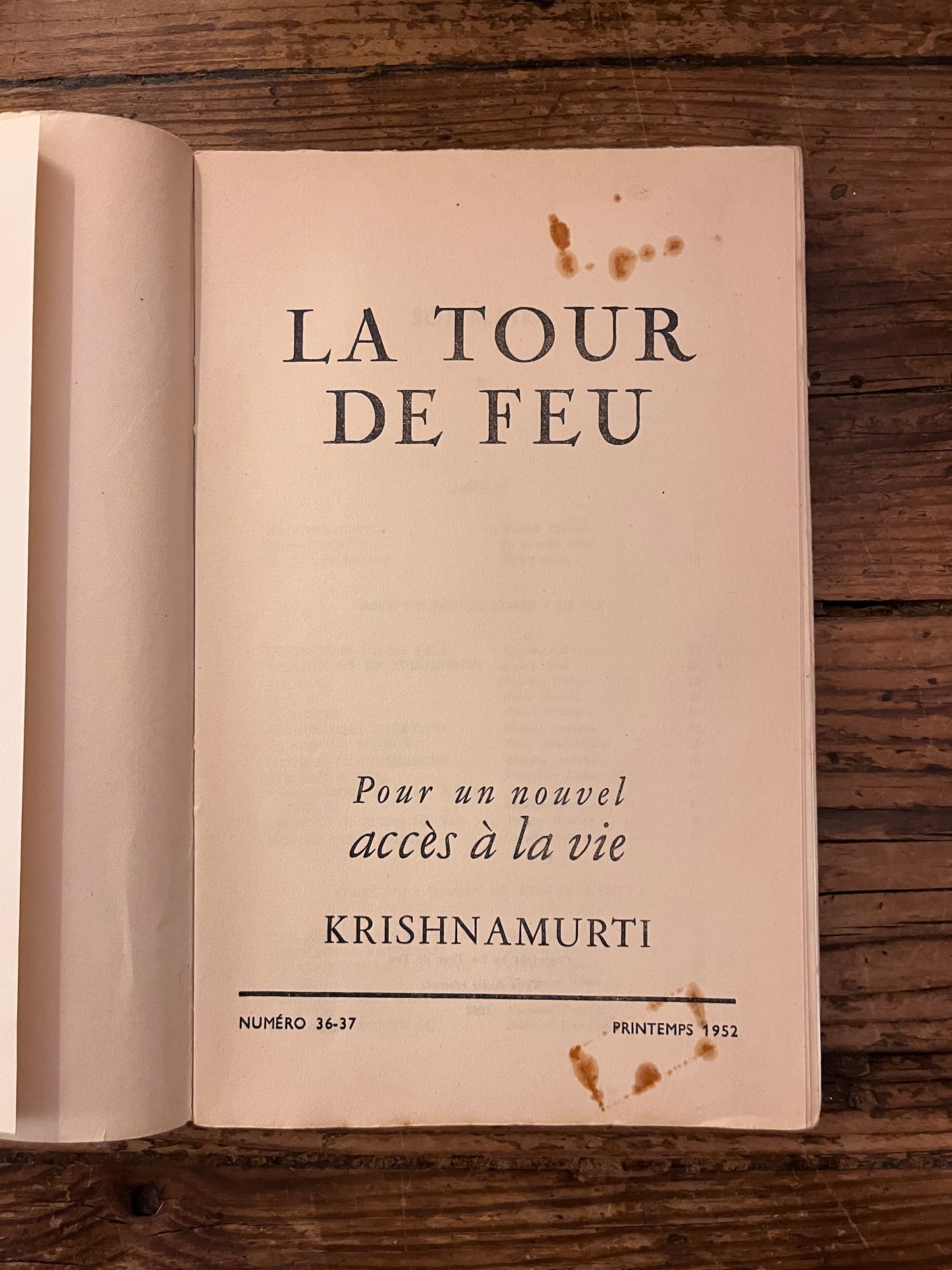 pa ge de titre du livre " pour un nouvel acces a la vie" sur fond de bois