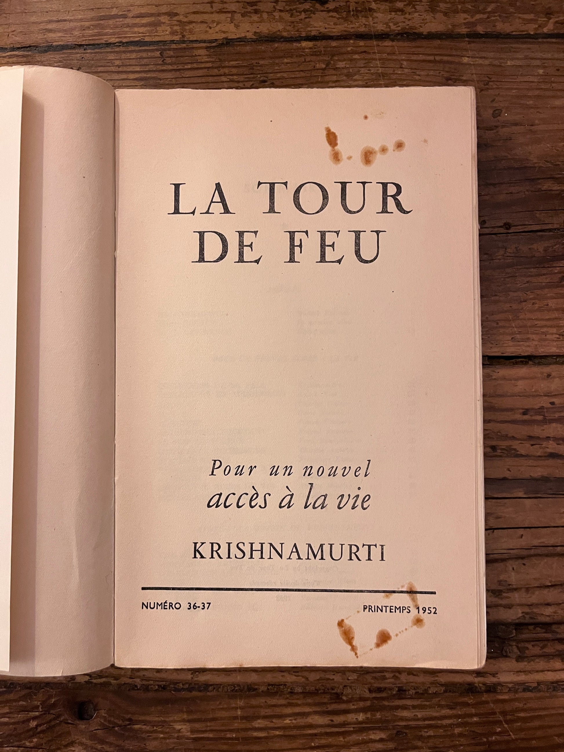 pa ge de titre du livre " pour un nouvel acces a la vie" sur fond de bois
