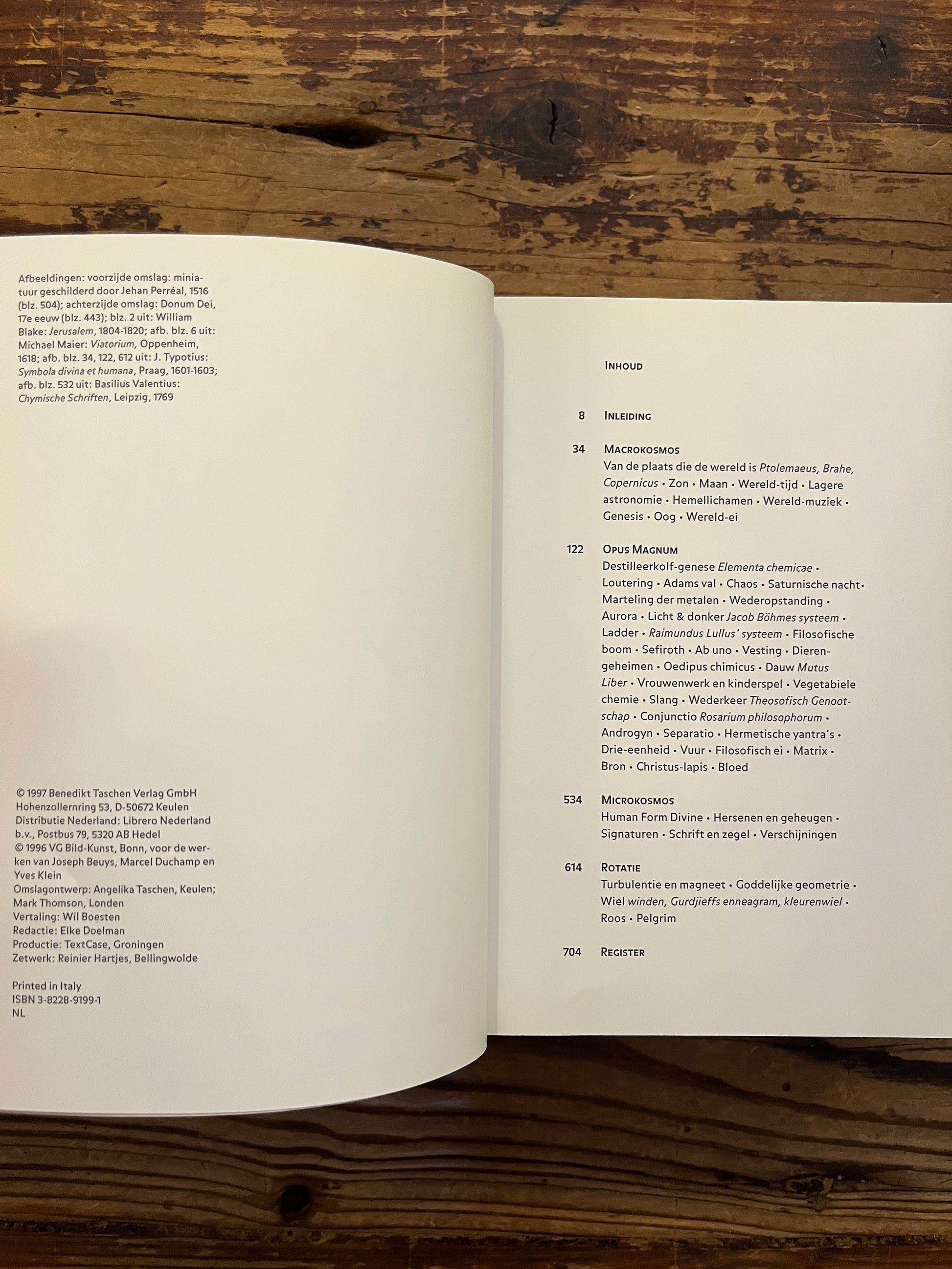 Open boek met de titel 'Alchemie & Mystiek' door Alexander Roob op een houten achtergrond 