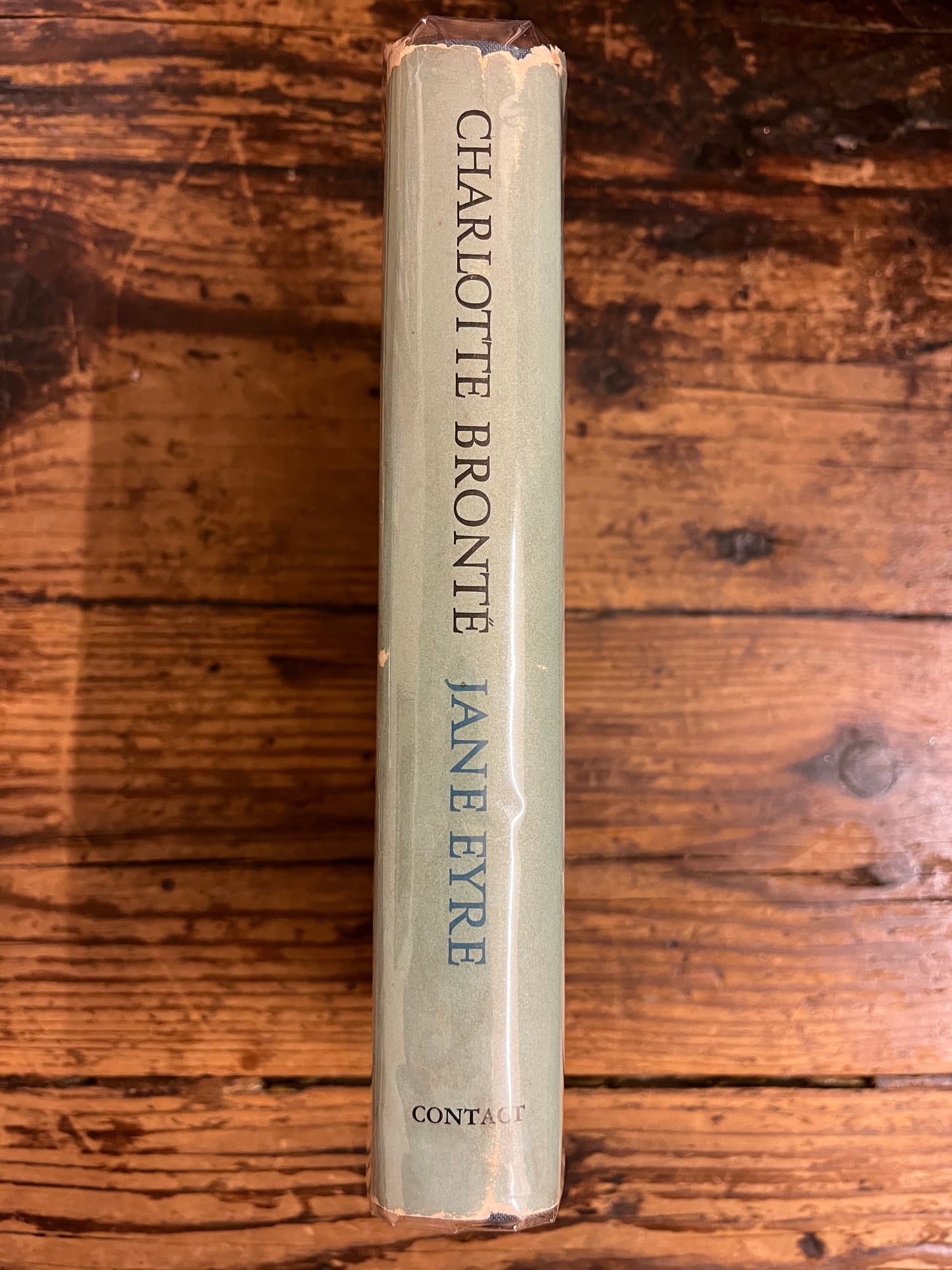 rug van het boek "Jane Eyre" op houten achtergrond