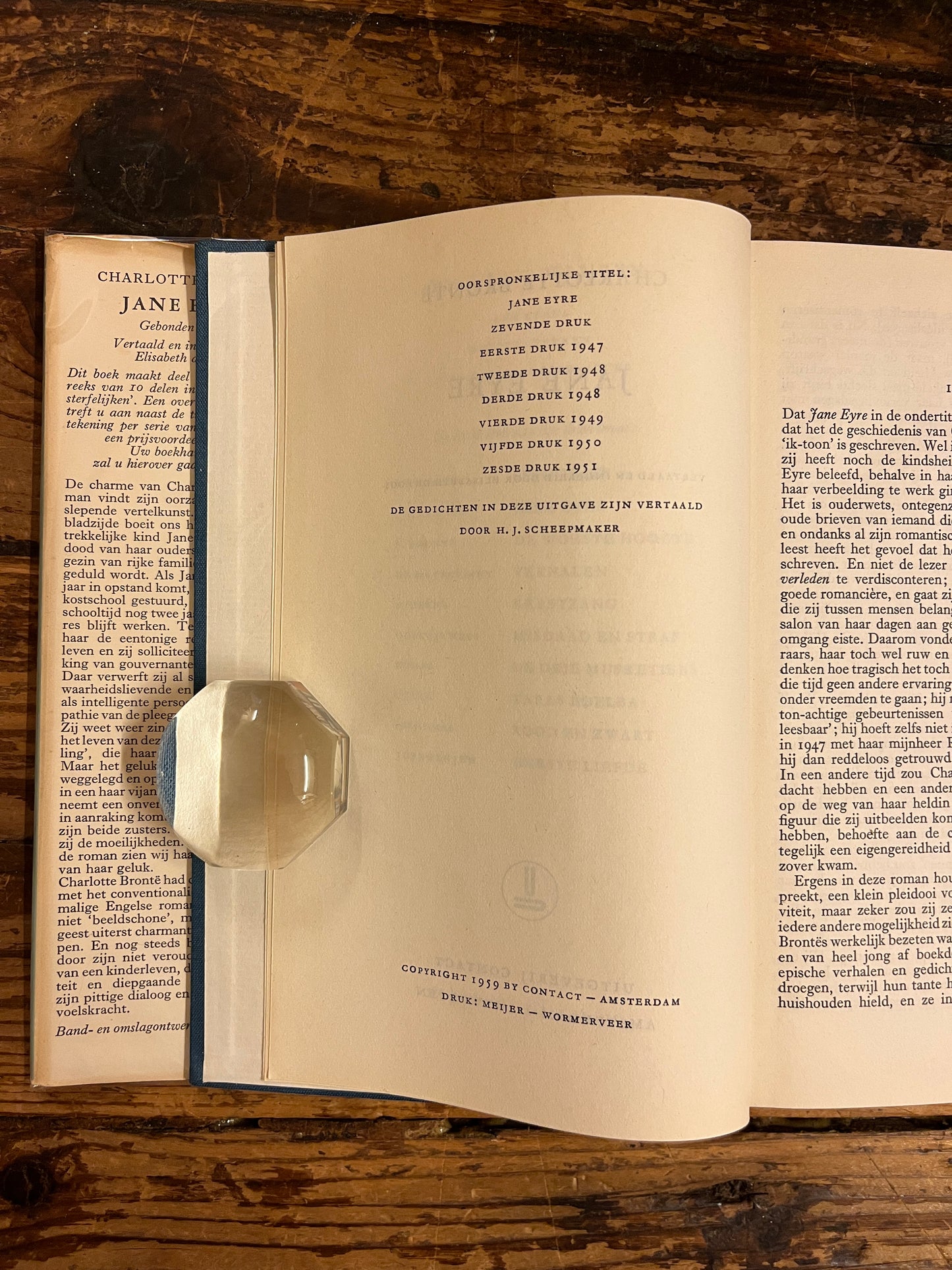 editie pagina van het boek jane Eyre op een houten achtergrond