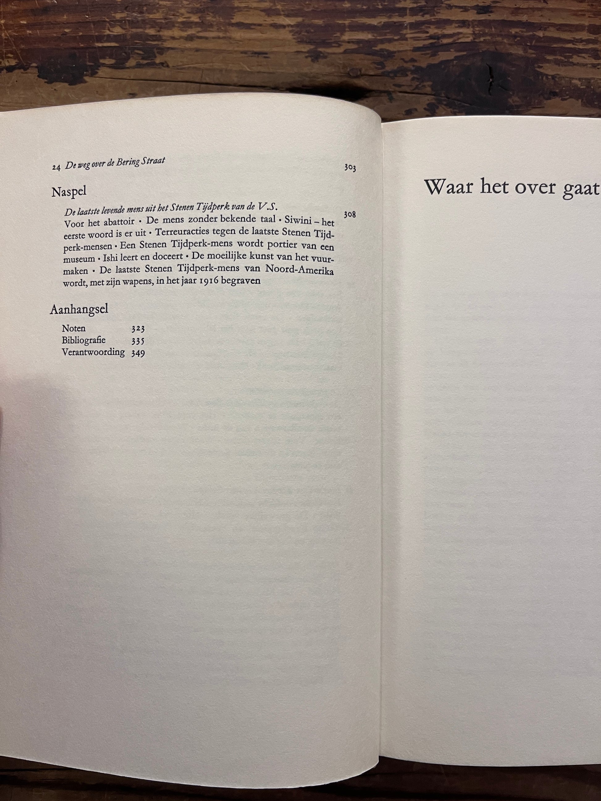 Open hardcover boek met de titel 'De Eerste Amerikaan' by C.W. Ceram op een houten achtergrond 