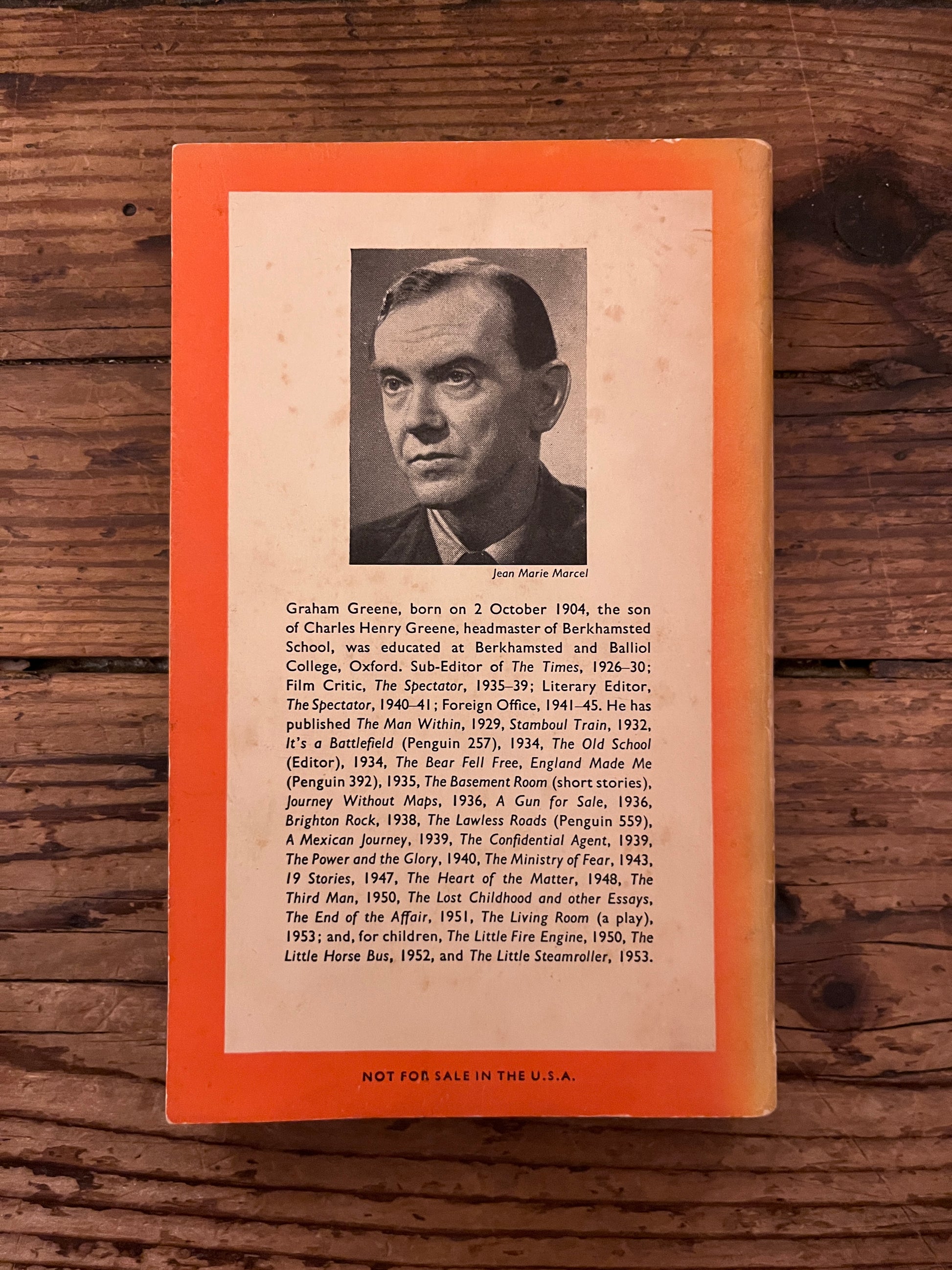 photo of the backcover of the book "brighton rock"on a wooden background