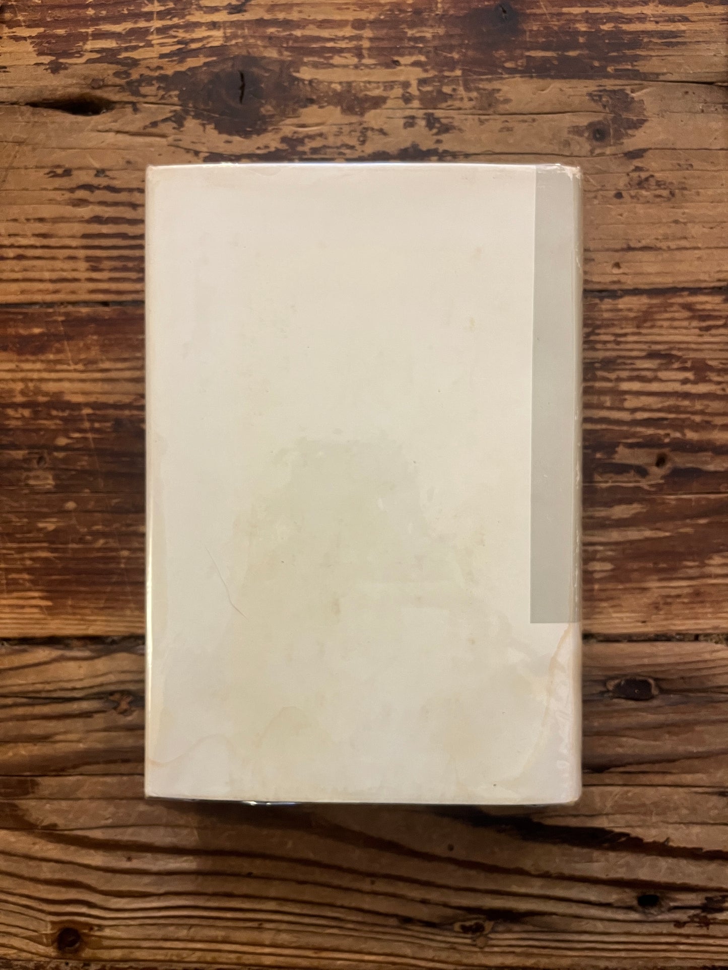 Achterkant van boek met de titel 'Kabbala' door Andre Peters op een houten achtergrond