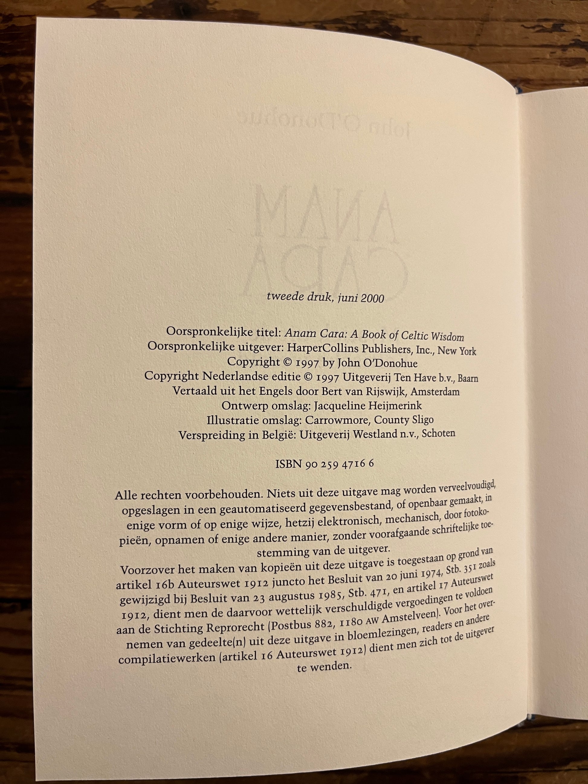 Close-up van een open boek met druk details op een houten achtergrond