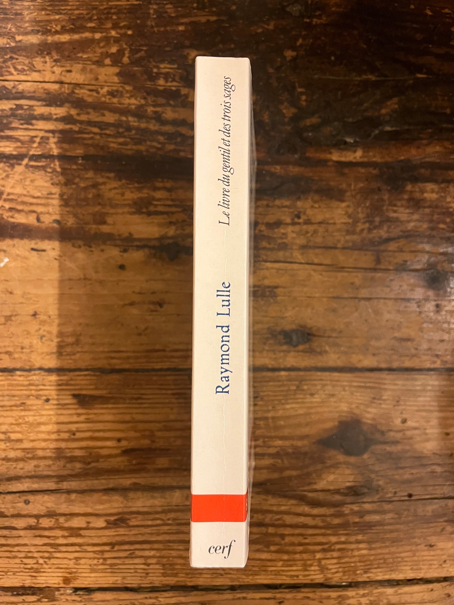 dos du livre "le gentil et les trois sages" sur fond de bois