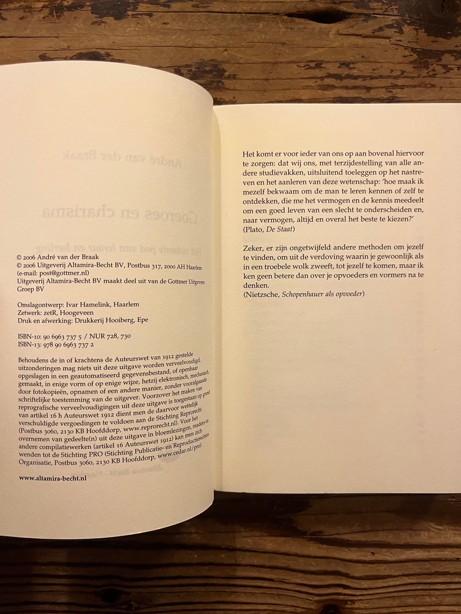 Open boek 'goeroes en charisma' door André van der Braak op een houten achtergrond 