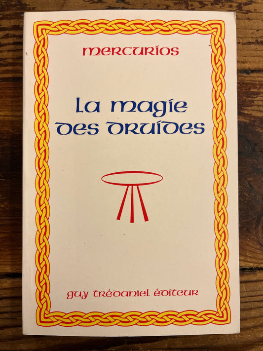 Couverture du livre 'La magie des ordures' sur une surface en bois 