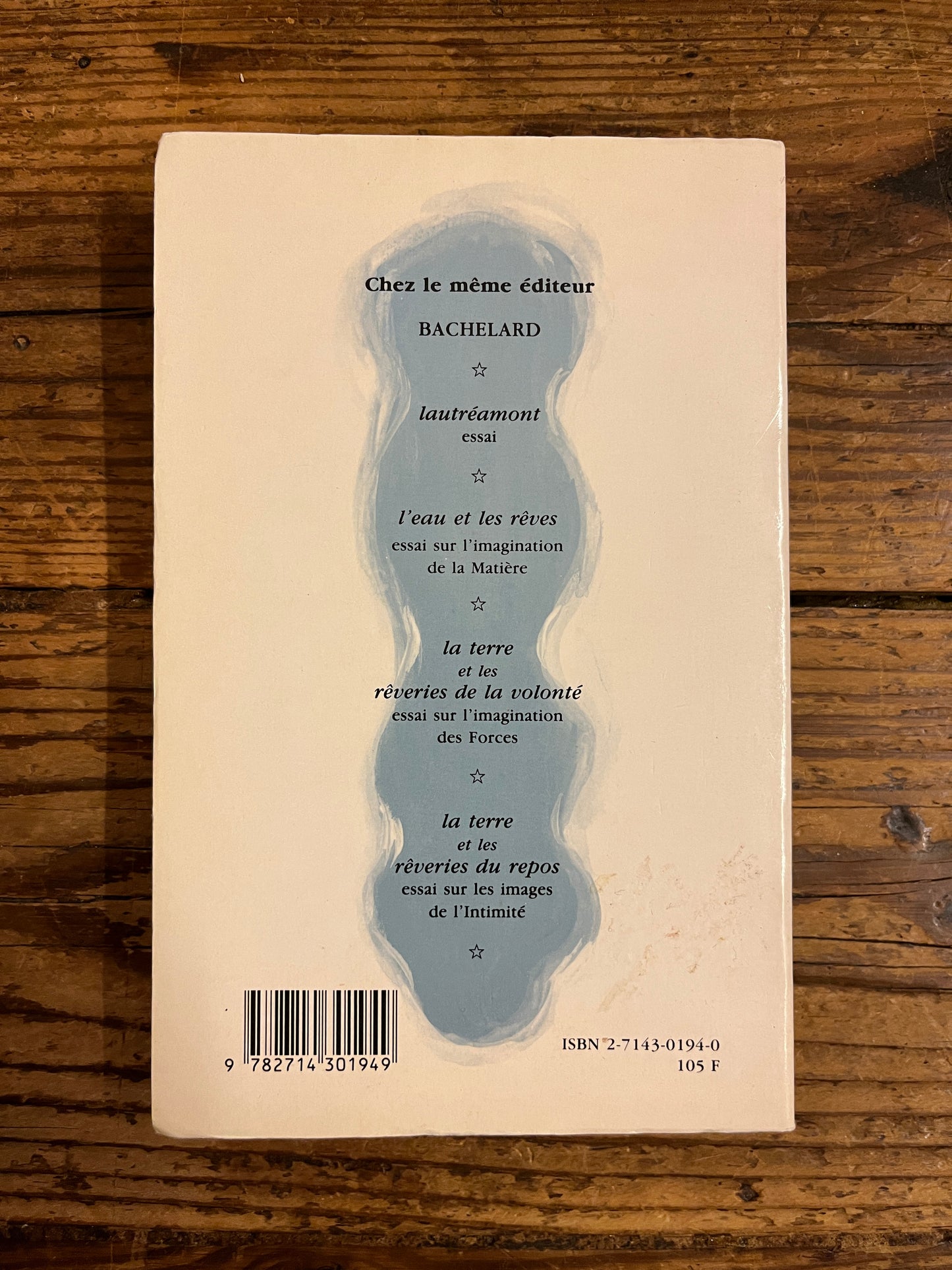 quatrieme de couverture du livre "l'air et les songes" sur fond de bois 