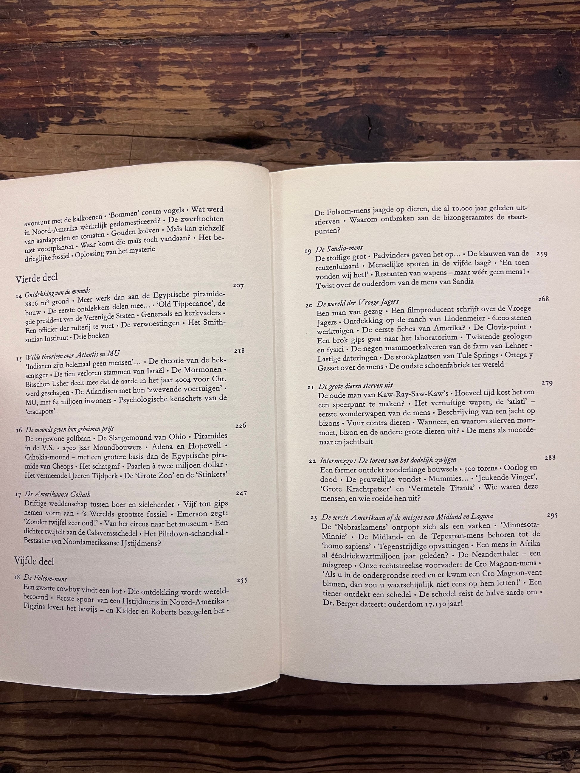 Open hardcover boek met de titel 'De Eerste Amerikaan' by C.W. Ceram op een houten achtergrond 
