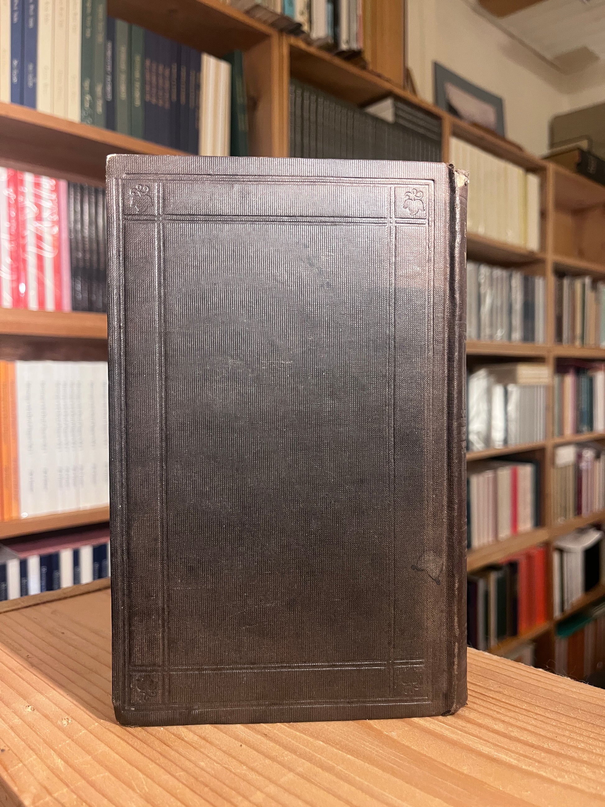 photo of the backcover of the book "english traits" with book shelves in the background