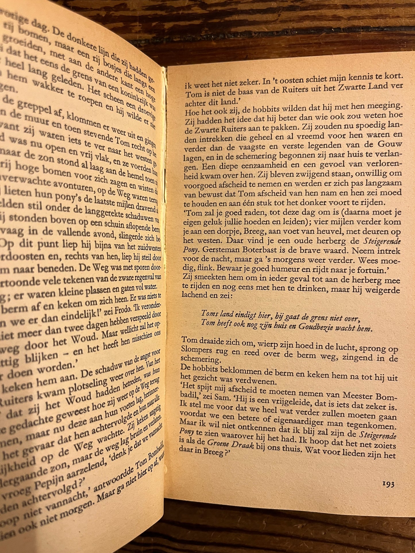 Open boek die schade laat zien, geen losse pagina's 'in de ban van de ring' door Tolkien op houten achtergrond 