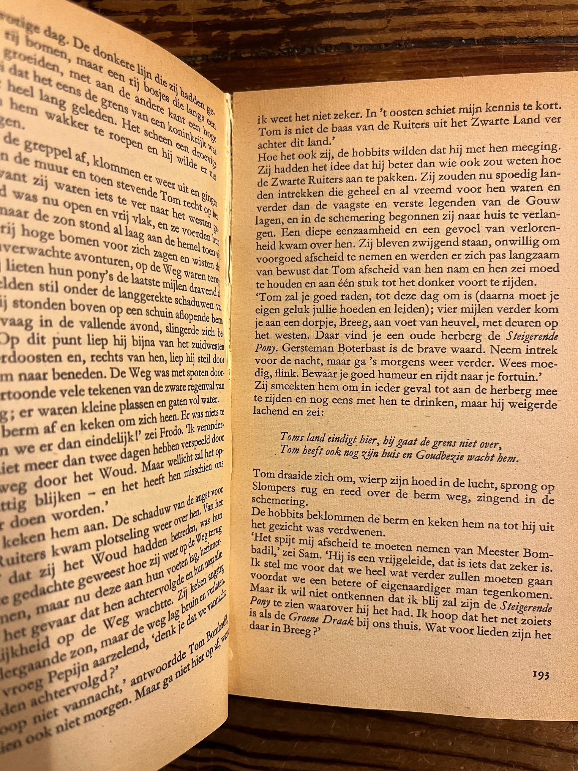 Open boek die schade laat zien, geen losse pagina's 'in de ban van de ring' door Tolkien op houten achtergrond 