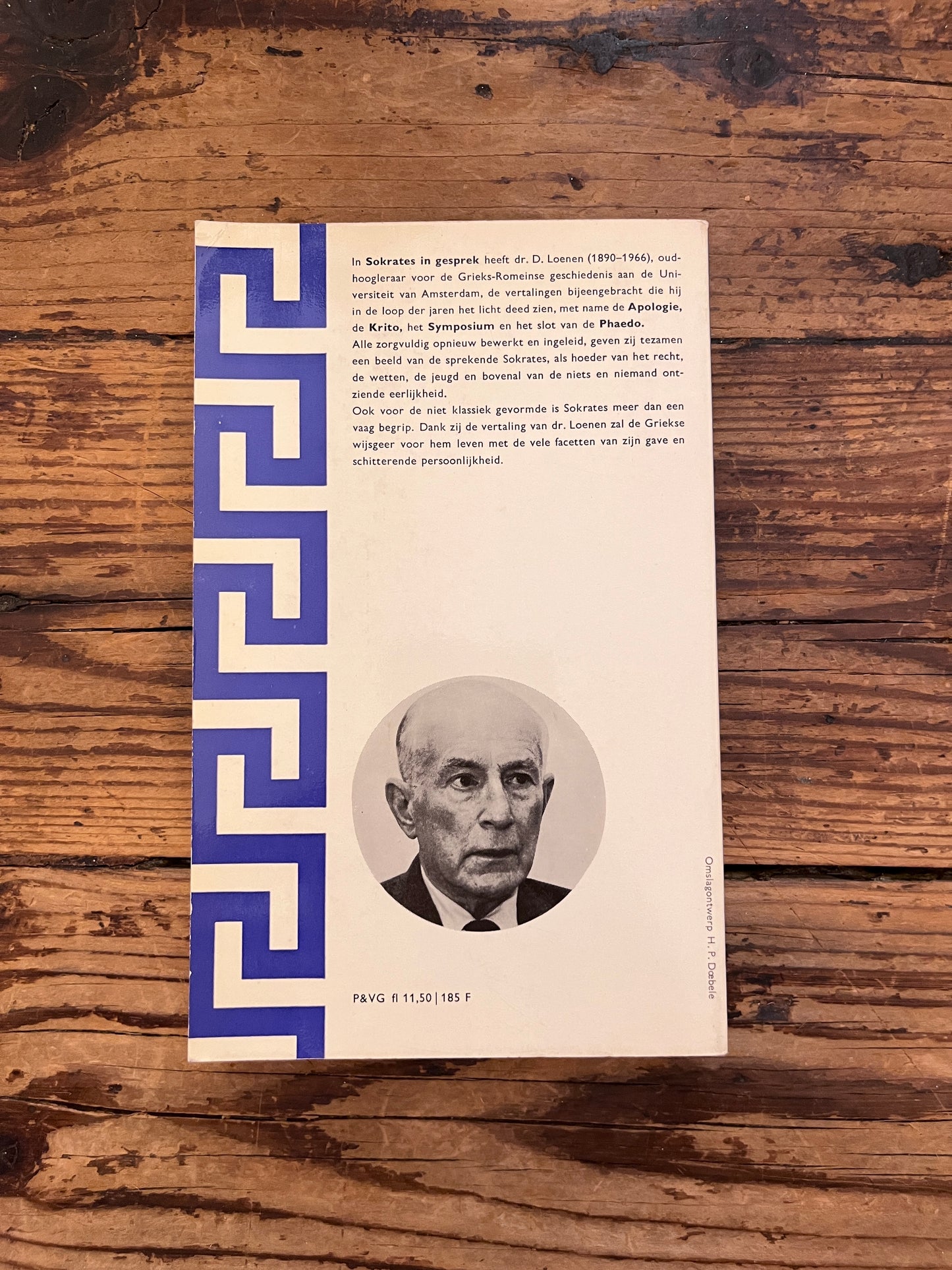 foto van het boek "sokrates in gesprek"op houten achtergrond