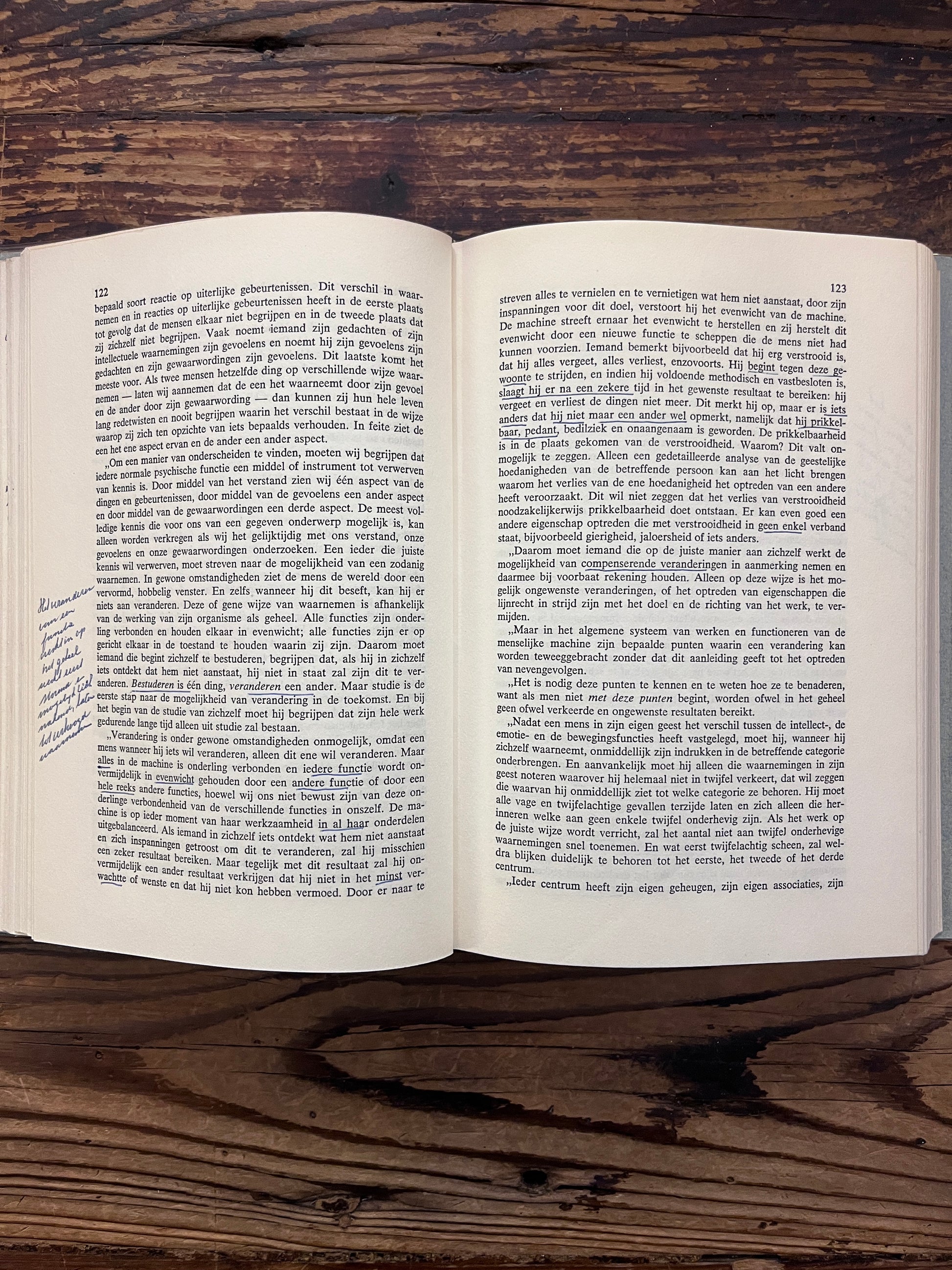 open boek met de titel 'op zoek naar het wonderbaarlijke, fragmenten van een onbekende leer' door P. D.  Ouspensky op een houten achter grond 