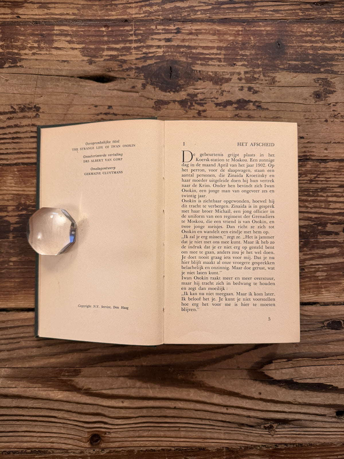 Open boek met de titel 'Iwan Osokin' door P.D. Ouspensky op een houten achtergrond 