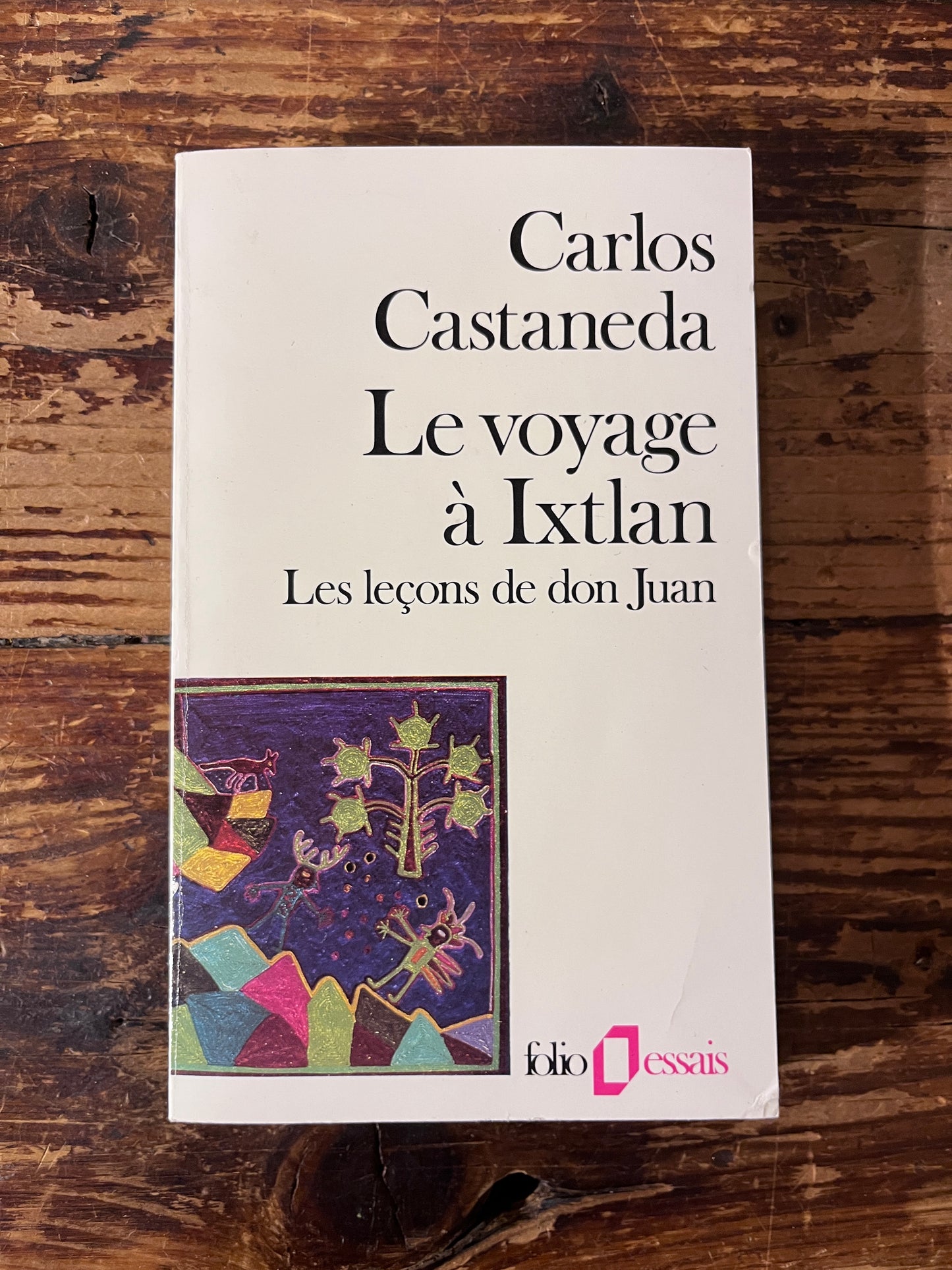 photo de la couverture du livre "voyage a ixtlan" sur fond de bois