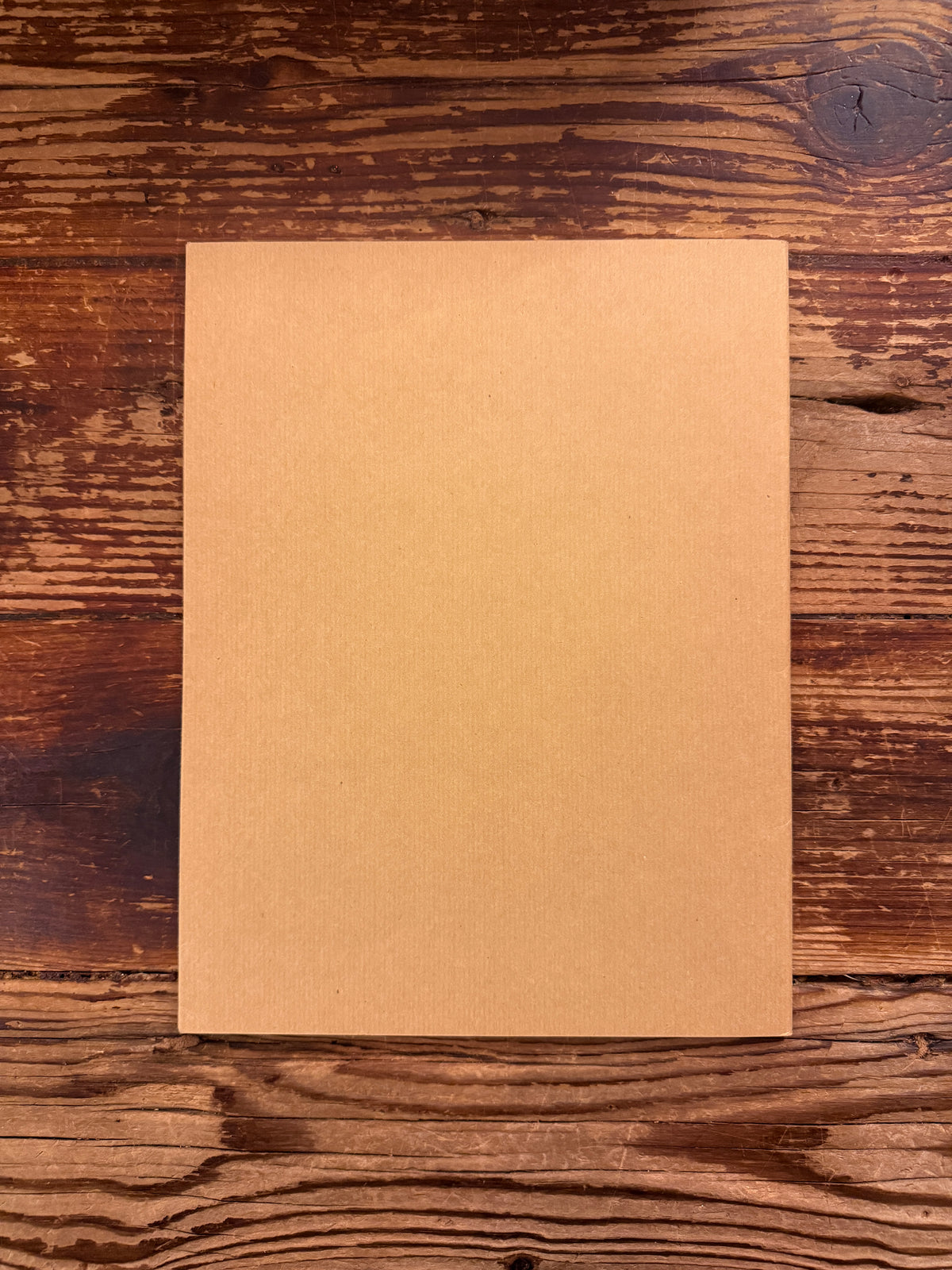Back cover of 'Simmen's Portfolio No. 1: Die glückliche Hand' on a wooden background 