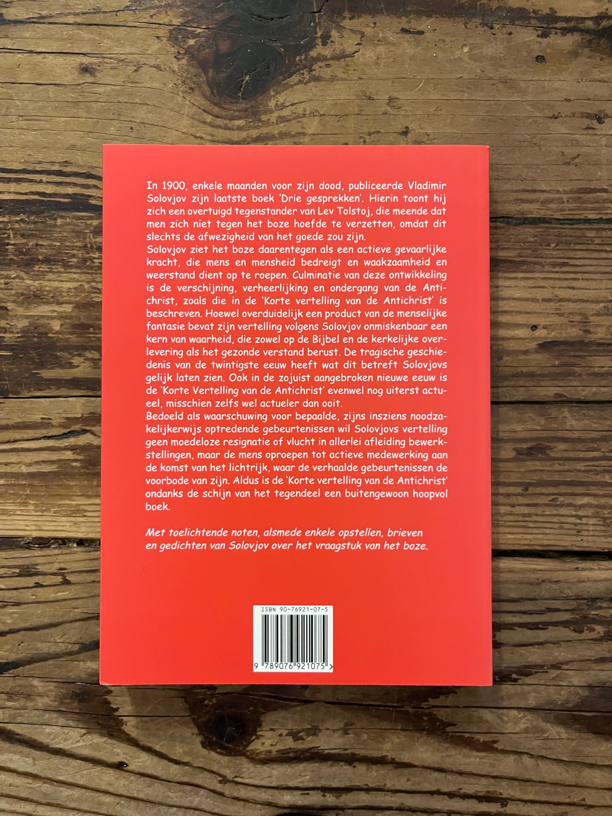 foto van de omslag van het boek "korte vertelling van de antichrist" op houten achtergrond