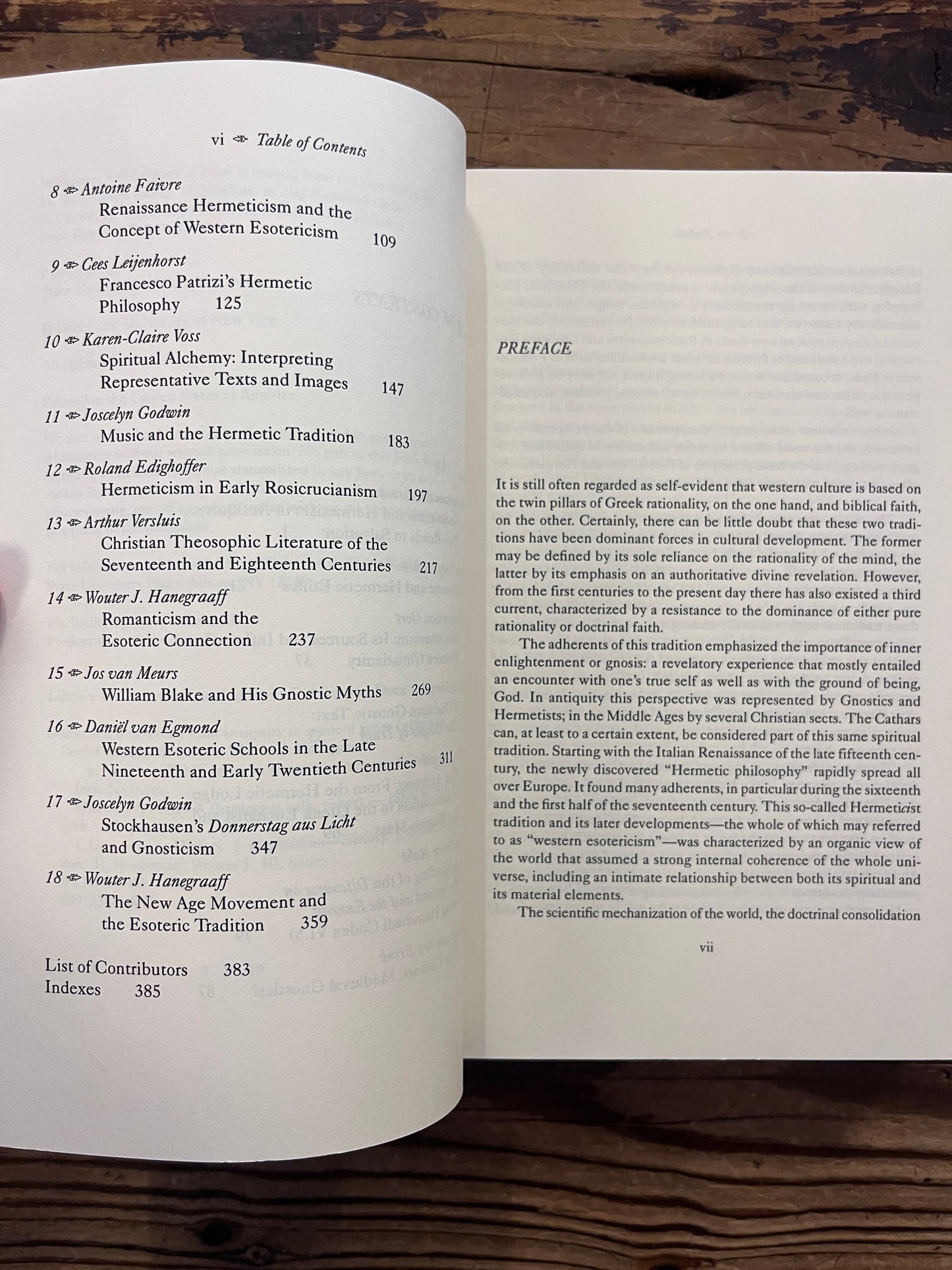 Open book titled 'Gnosis and Hermeticism: From Antiquity to Modern Times' edited by Roelof van den Broek and Wouter J. Hanegraaff op een houten achtergrond 