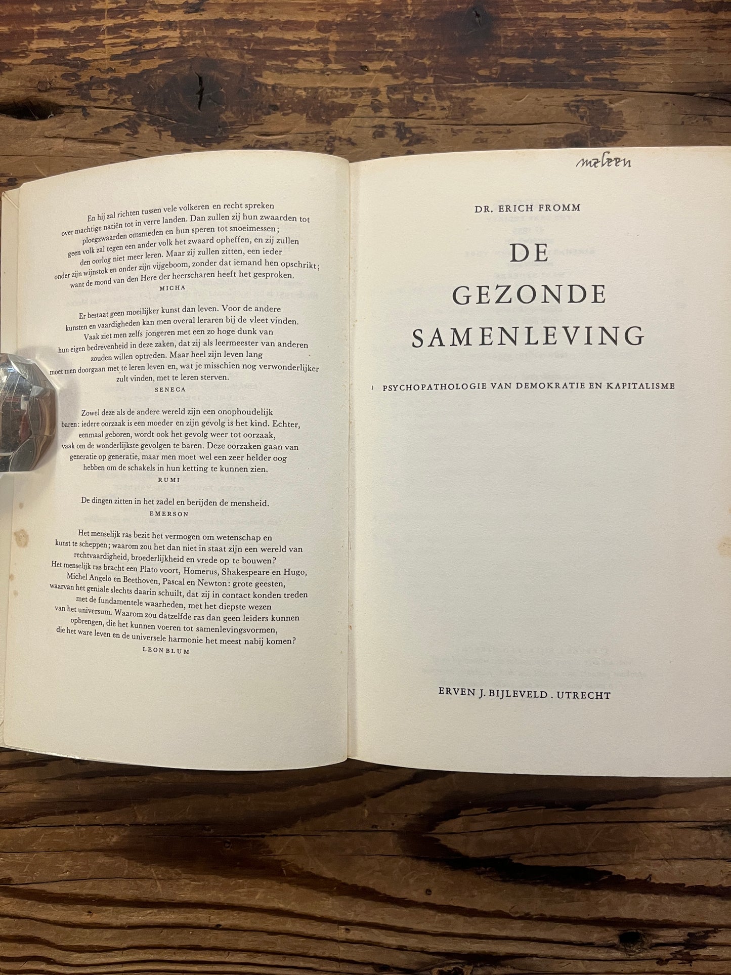 Open boek met de titel 'De gezonde samenleving' door Erich Fromm op een houten achtergrond 