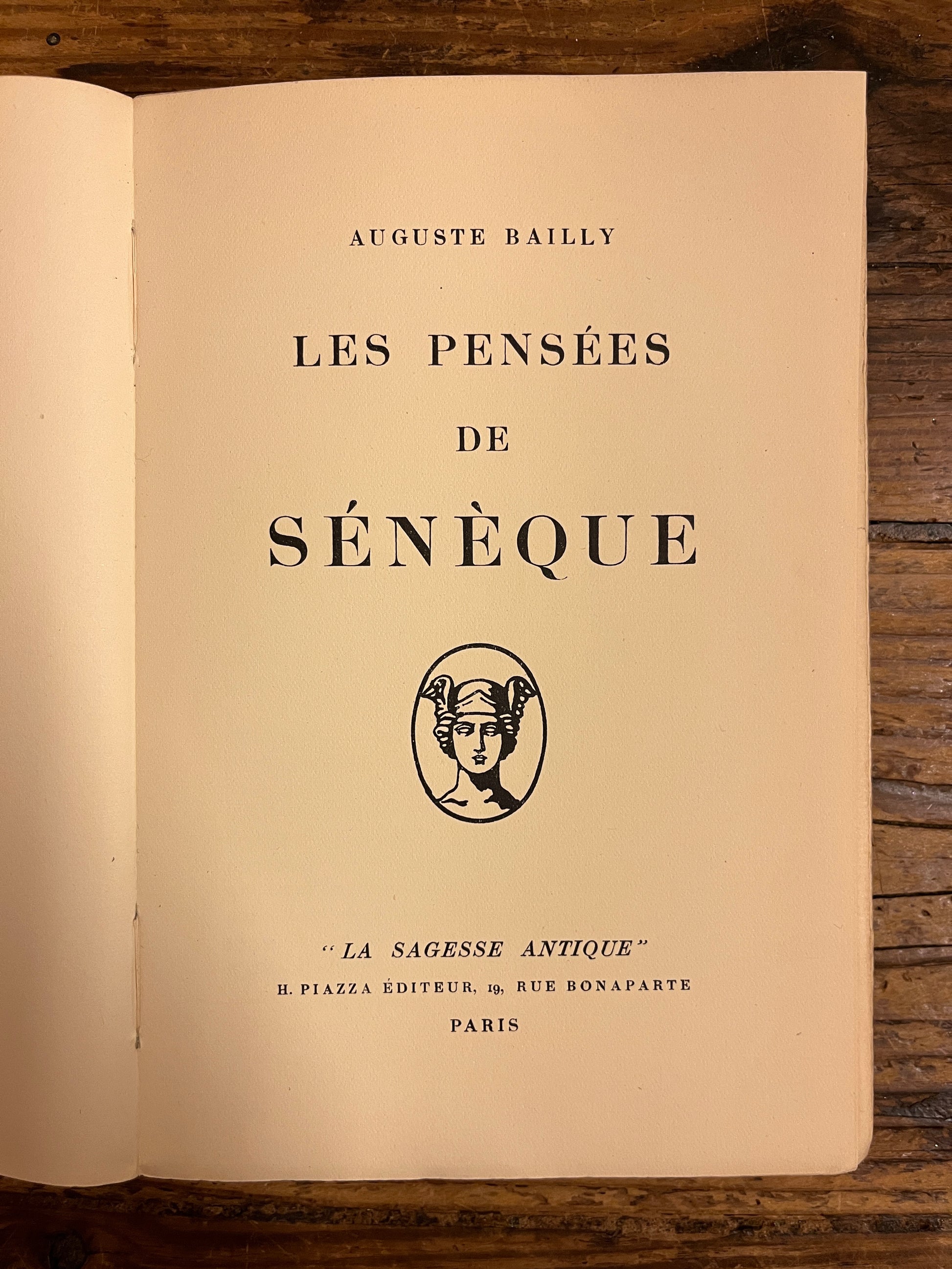 page de titre du livre "Les pensées de sénèque" sur fond de bois