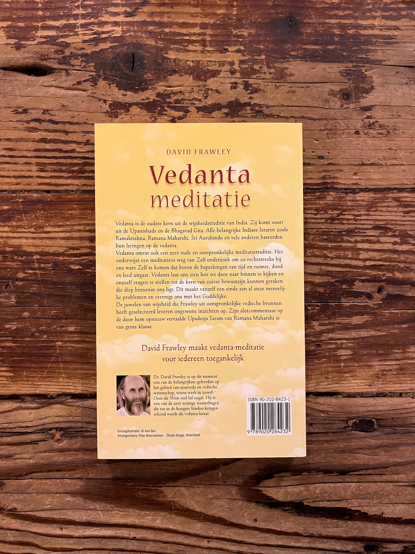 Achterkant van boek met de titel 'Vedanta Meditatie' door David Frawley op een houten achtergrond 