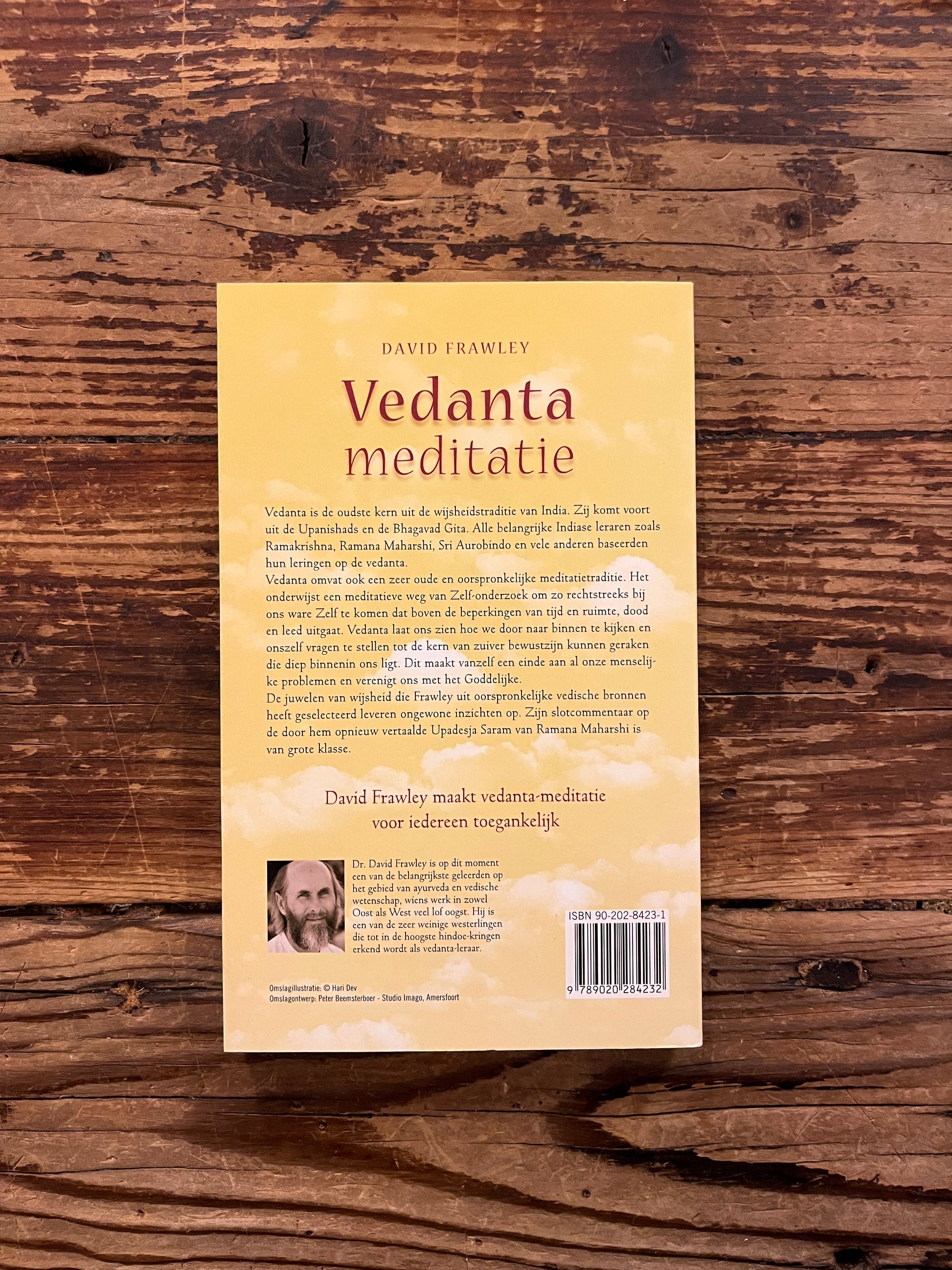 Achterkant van boek met de titel 'Vedanta Meditatie' door David Frawley op een houten achtergrond 