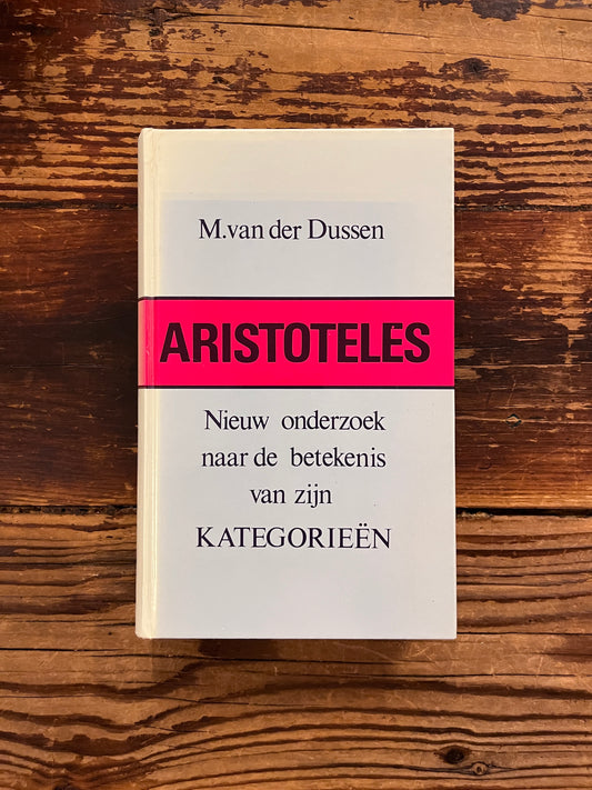 foto van de omslag van het boek " Aristoteles nieuw onderziek naar de betekenis van zijn categorieen" op houten achtergrond