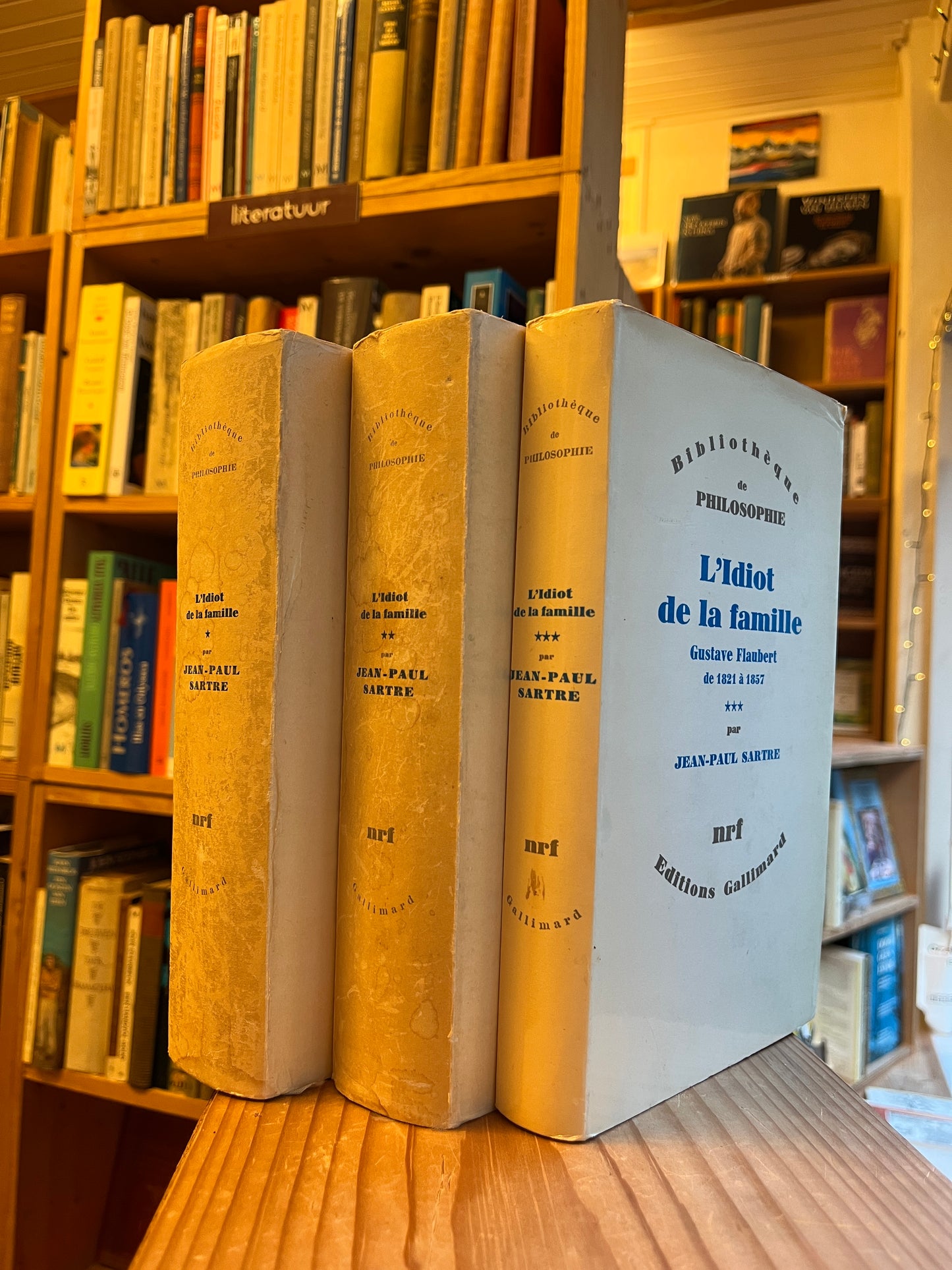 set complet "l'idiot de la famille" sur etagere de bois