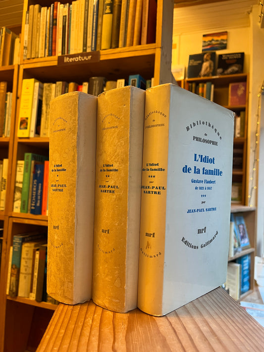 set complet "l'idiot de la famille" sur etagere de bois