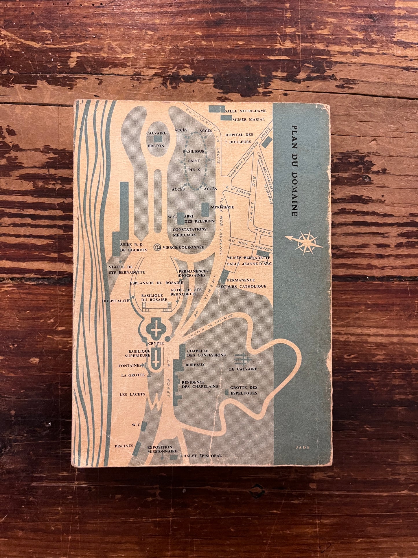 photo de la quatrieme de couverture du livre "le manuel du pelerin"sur fond de bois