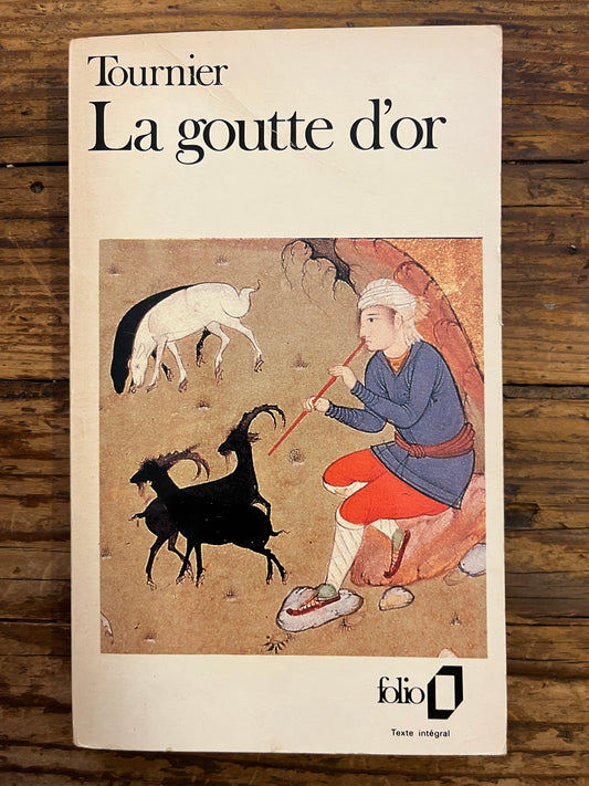 couverture du livre "la goutte d'or" de Michel Tournier aux editions Folio sur fond de bois