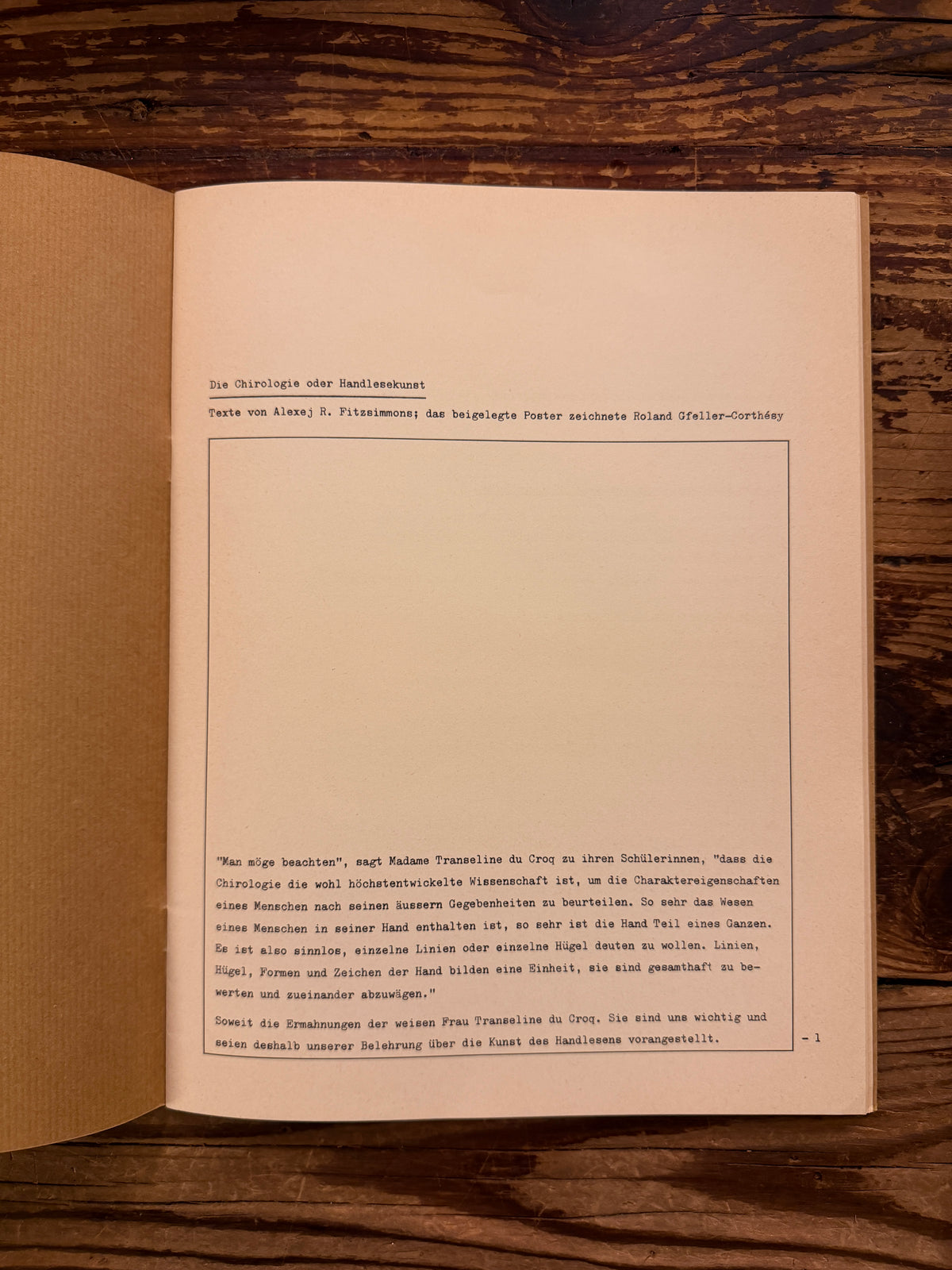 first page of paperback of 'Simmen's Portfolio No. 1: Die glückliche Hand' on a wooden background 