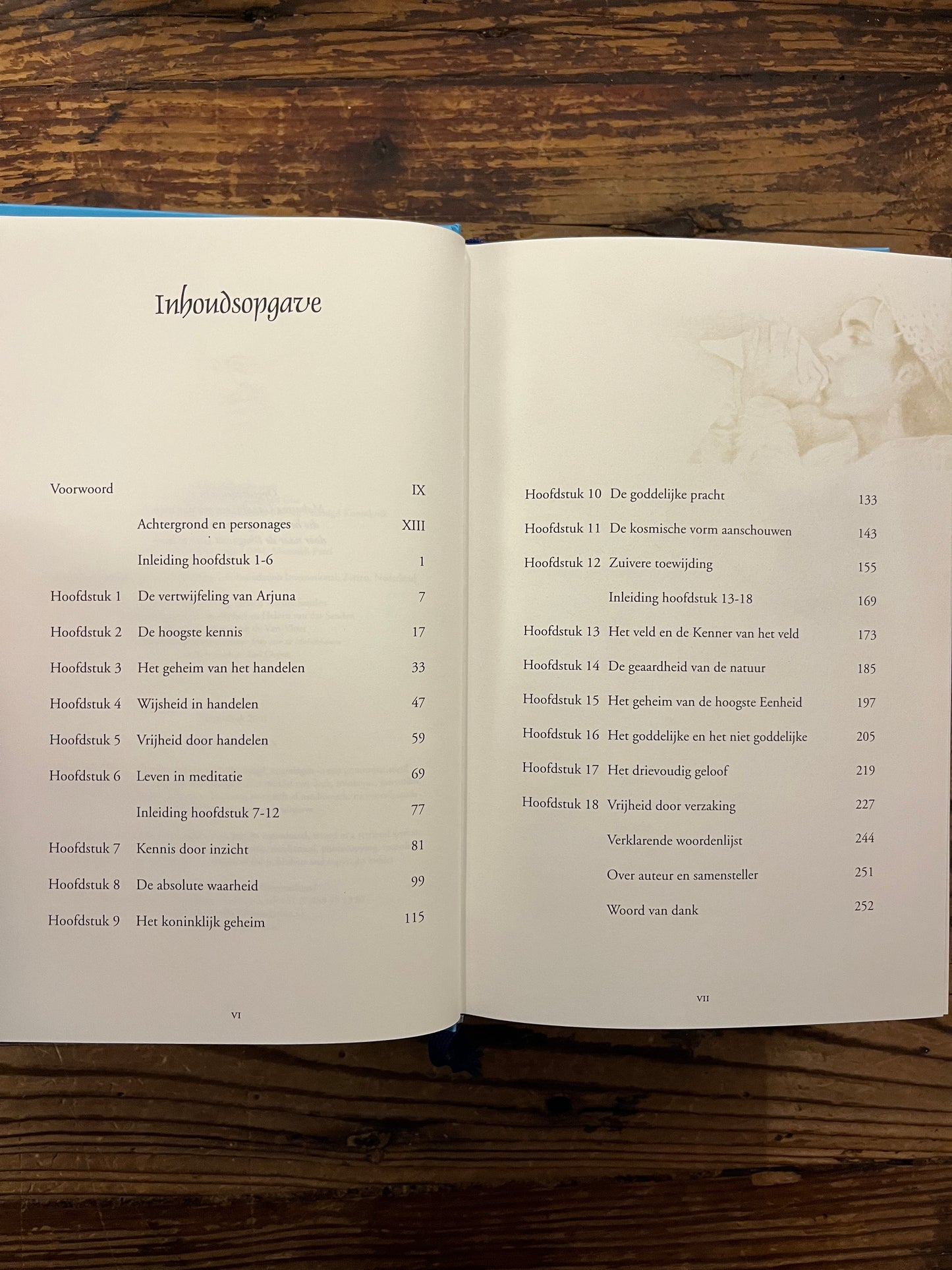 Open boek met de titel 'Op weg met de Bhagavad Gita' op een houten achtergrond