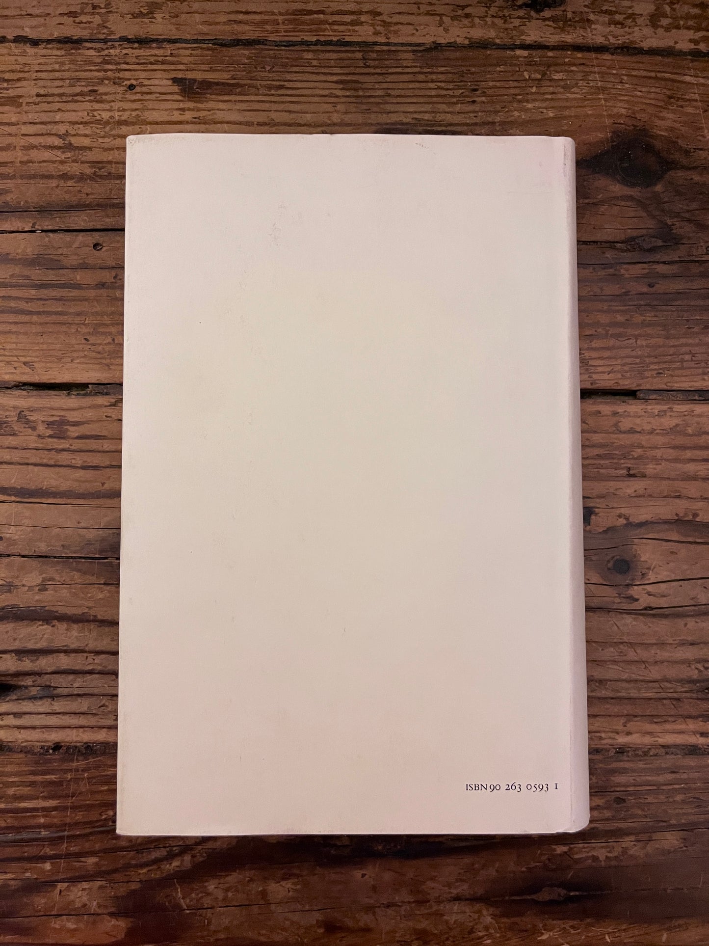 rugcover van het boek "Enneaden"op houten achtergrond
