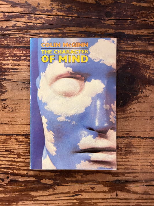 photo of the cover of the book "Te character of mind" on a wooden background