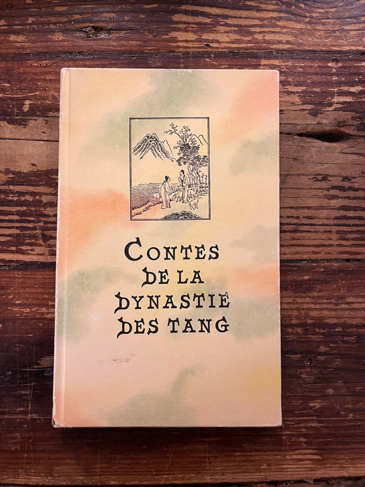 photo de la couverture du livre "contes de la dynasrtie des tang"sur fond de bois
