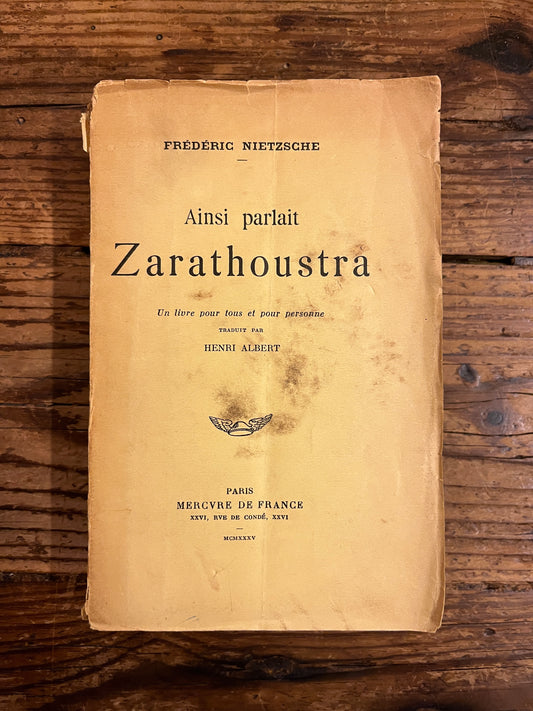 couverture du livre "ainsi parlait zarathoustra" sur fond de bois