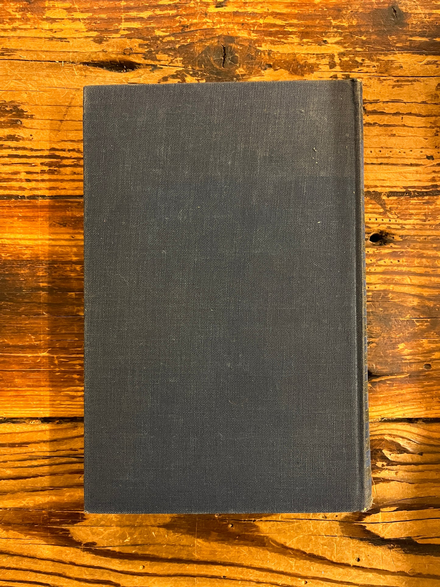 achterkant van boek met de titel 'de roep der woestijn' op een houten achtergrond 