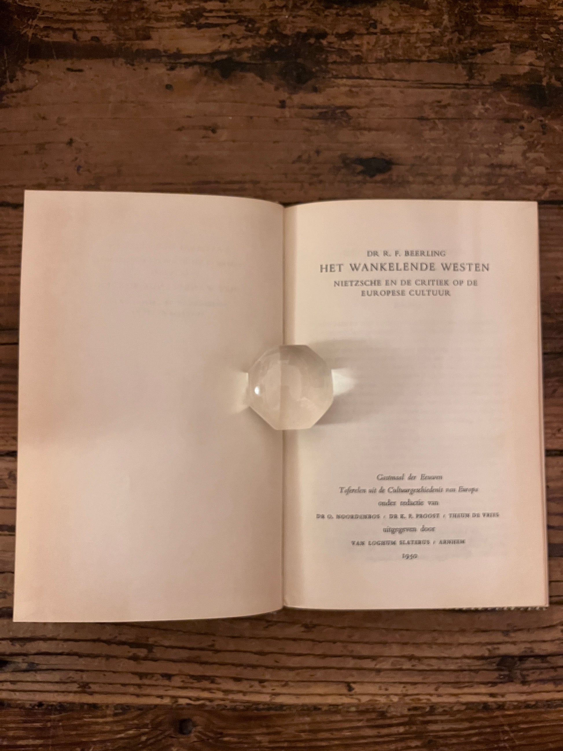 titelpagina van het boek "het wankelende westen"op houten achtergrond