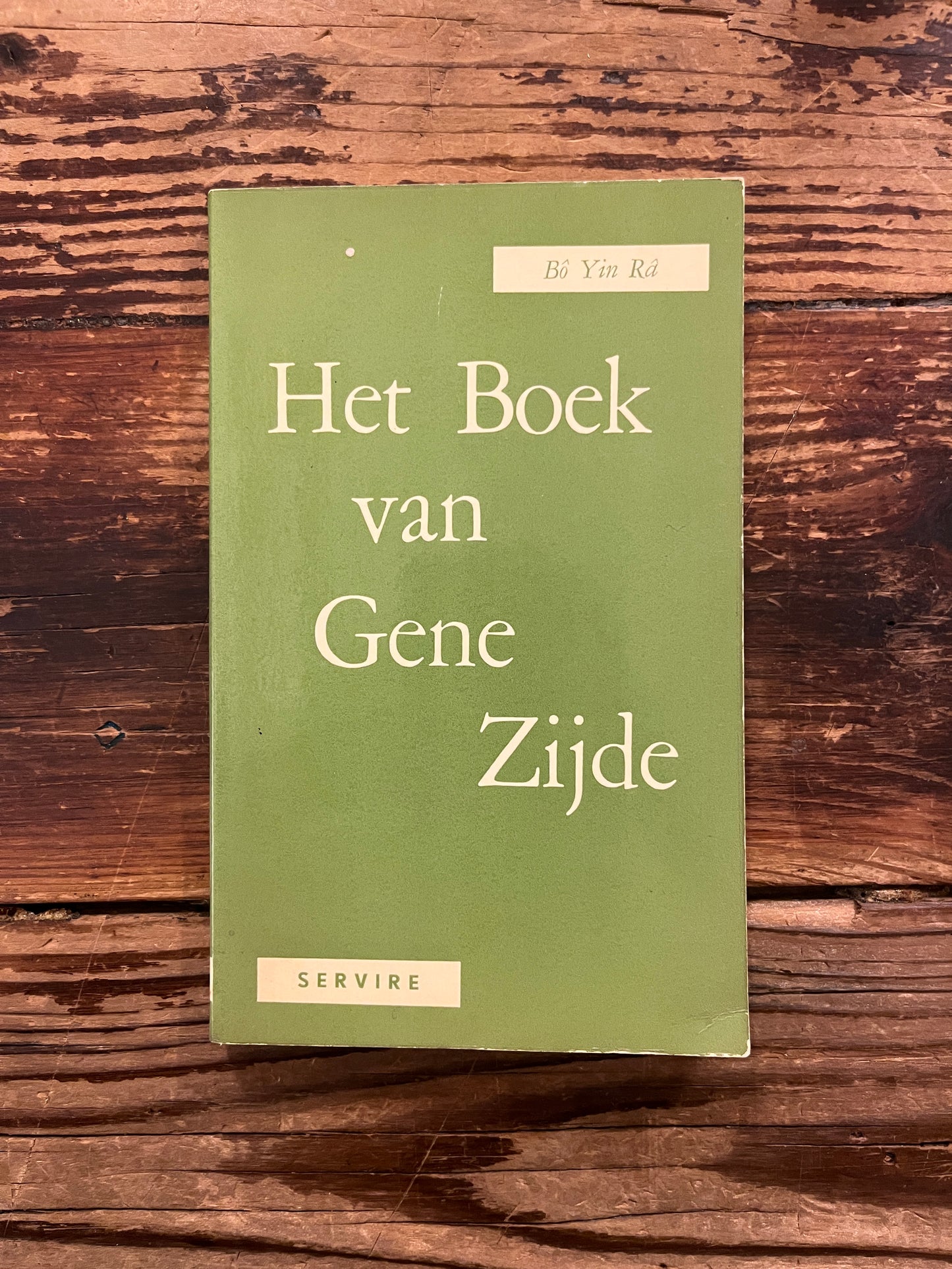 Boek 'Het Boek van Gene Zijde' door Bo Yin Ra op een houten tafel 