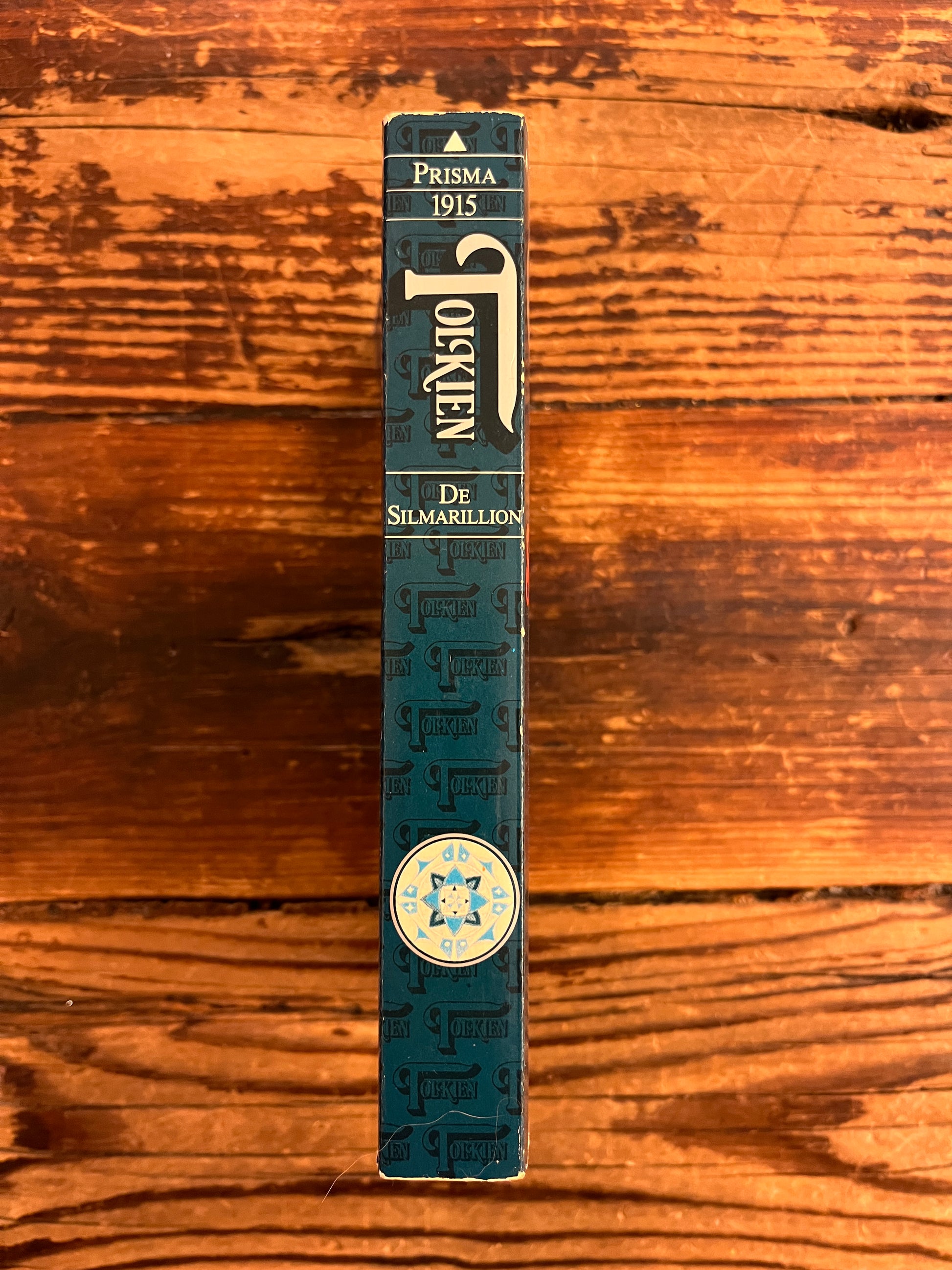 Rug van boek met de titel 'De Silmarillion' by J.R.R. Tolkien op een houten achtergrond 