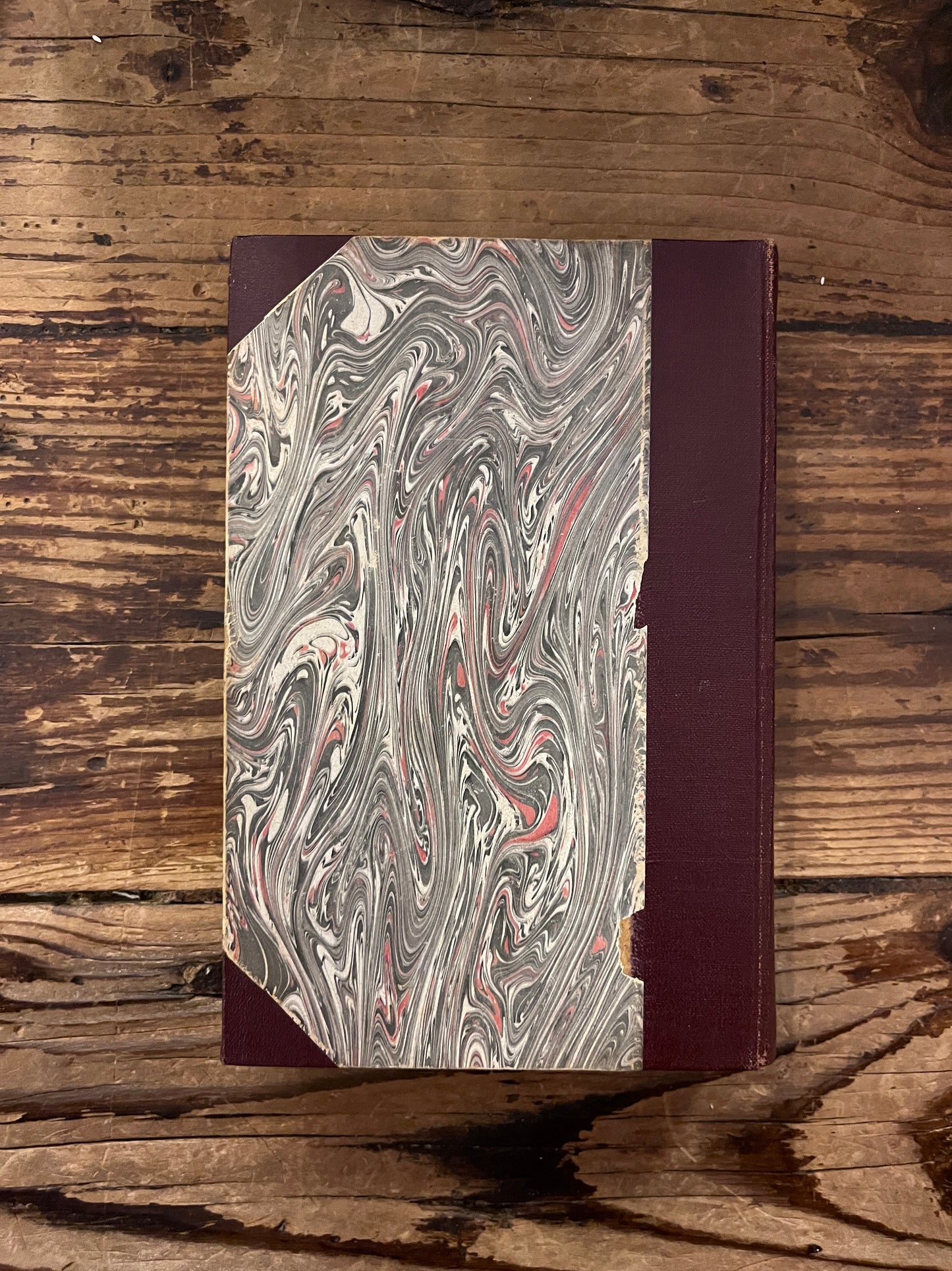 photo de la quatrieme de couverture du livre "l'hypnotisme" sur fond de bois