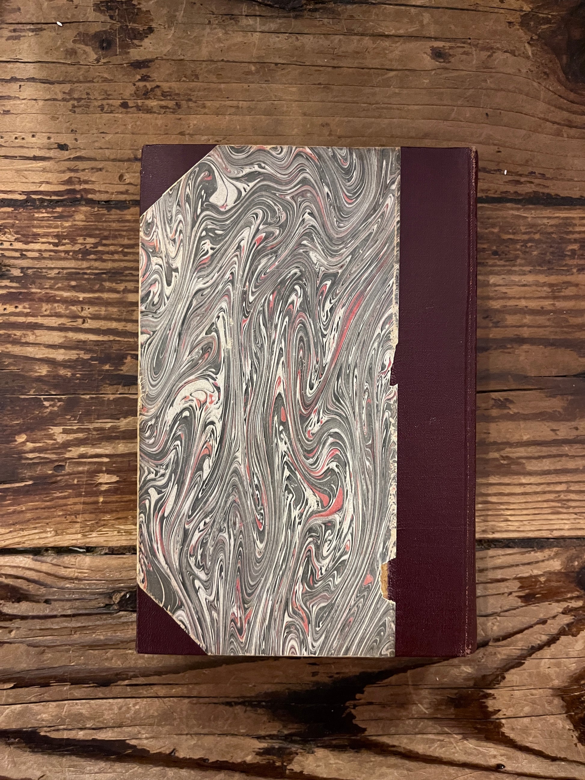 photo de la quatrieme de couverture du livre "l'hypnotisme" sur fond de bois