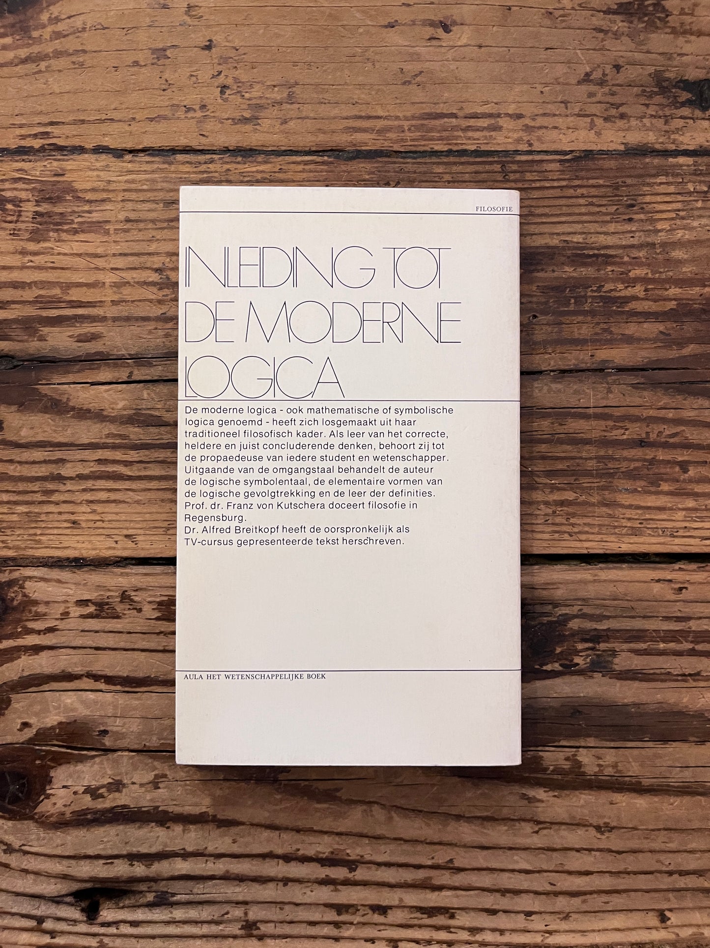 foto van de omslag van het boek "inleiding in de moderne logica" op houten achtergrond