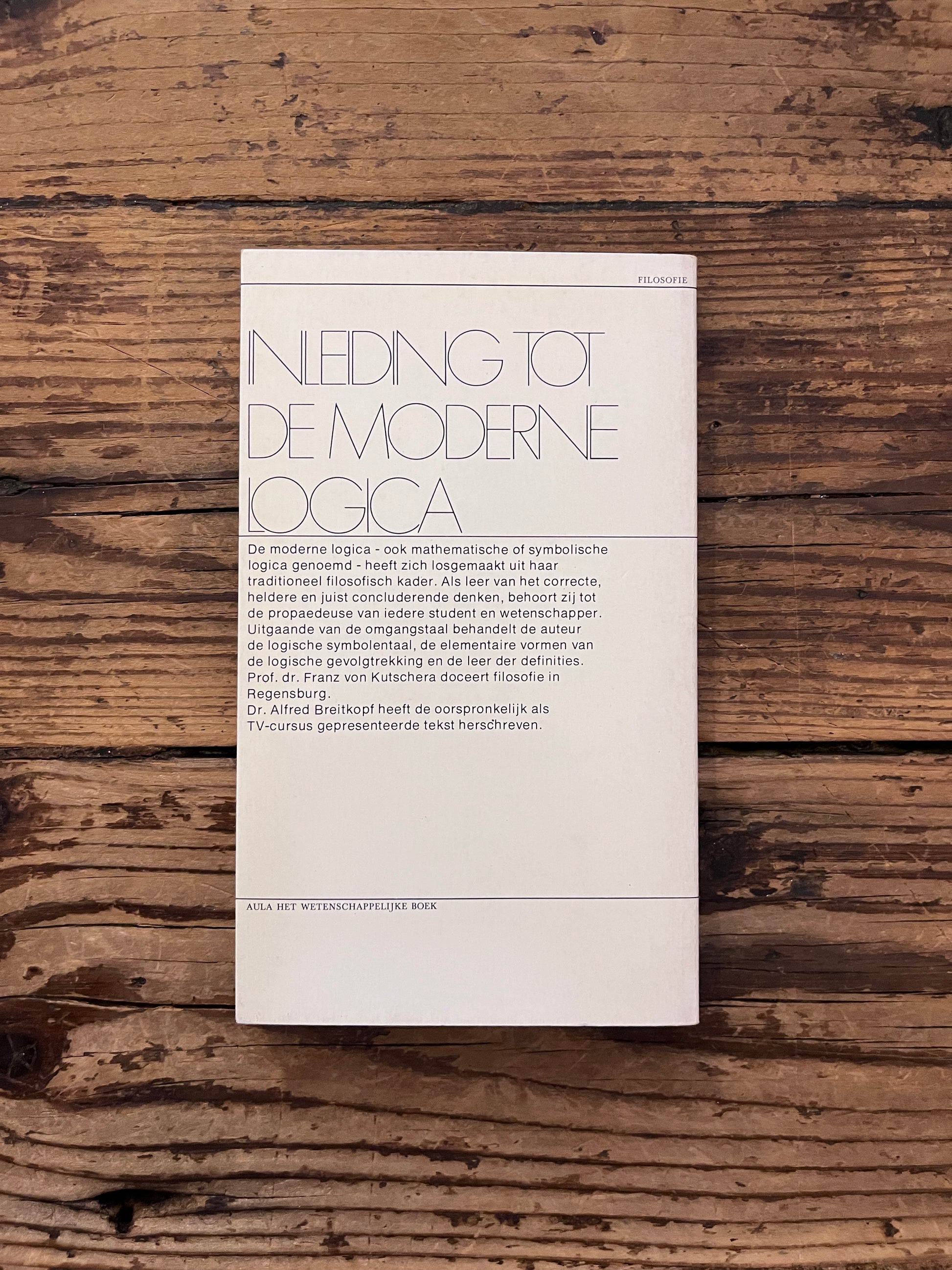 foto van de omslag van het boek "inleiding in de moderne logica" op houten achtergrond